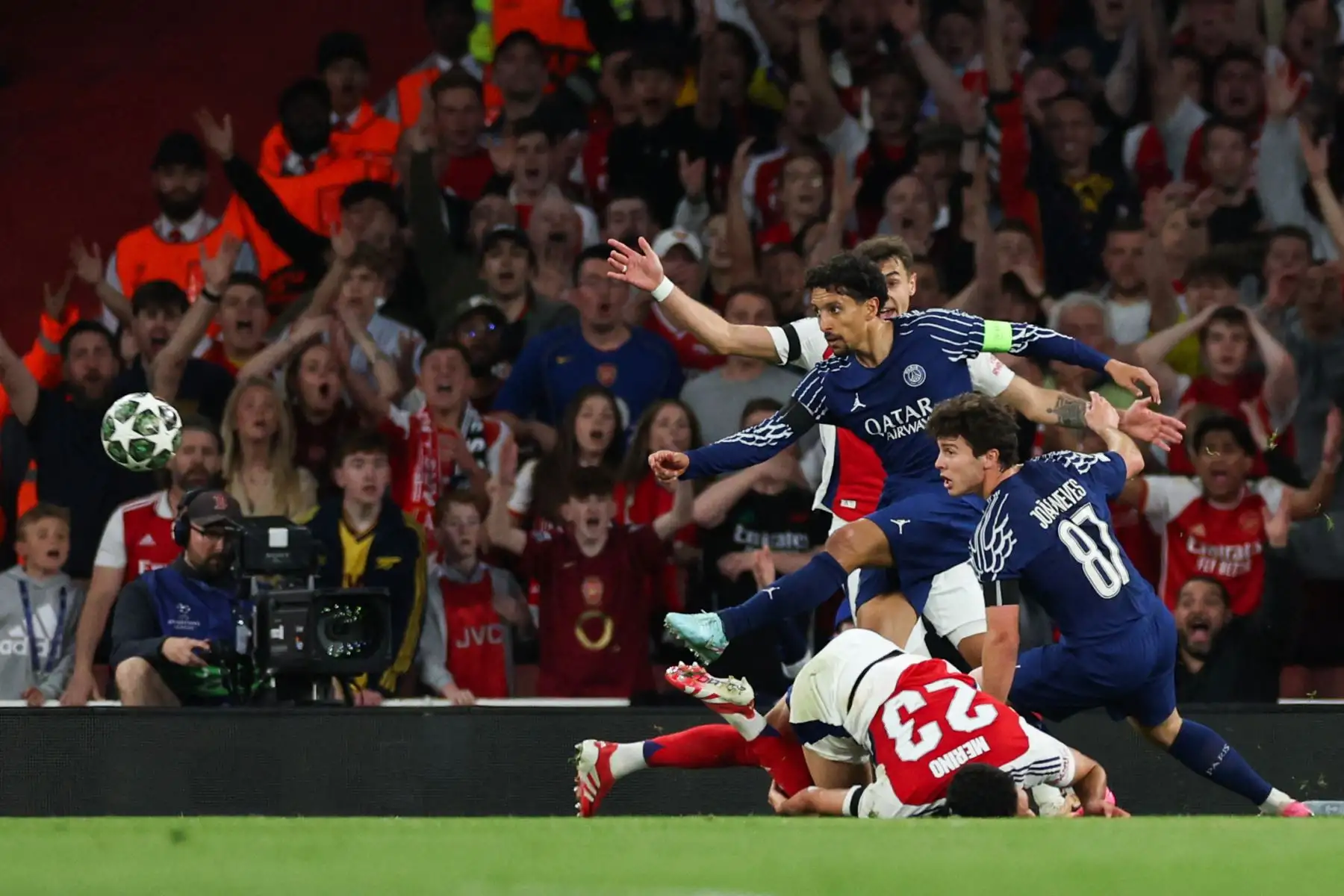 El centrocampista español del Arsenal, Mikel Merino (abajo), es tackleado por el centrocampista portugués del Paris Saint-Germain, Joao Neves, mientras el defensor brasileño del Paris Saint-Germain, Marquinhos, despeja el balón durante el partido de ida de la semifinal de la UEFA Champions League entre el Arsenal y el Paris Saint-Germain (PSG) en el Emirates Stadium en el norte de Londres, el 29 de abril de 2025. Foto: AFP