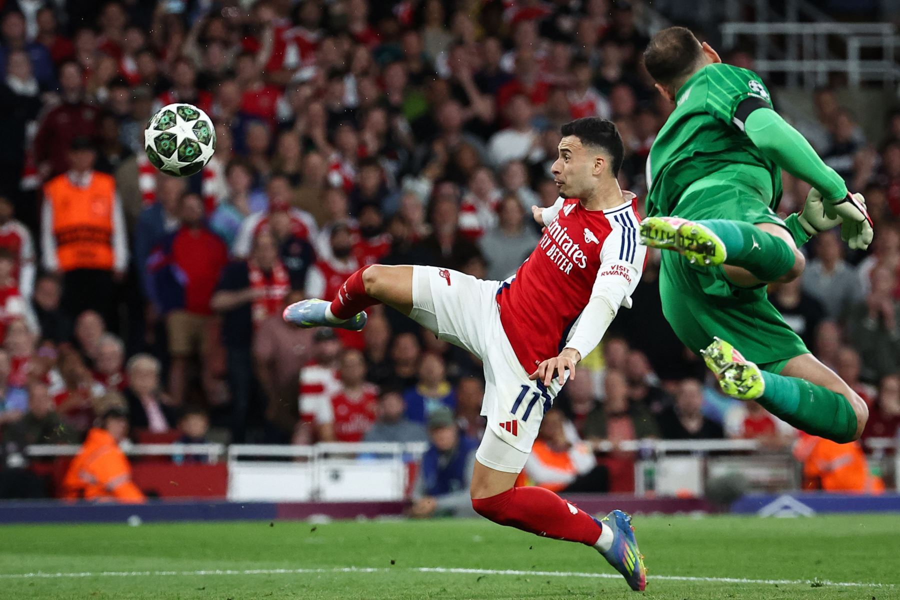 El centrocampista brasileño del Arsenal, Gabriel Martinelli, dispara el balón mientras el portero italiano del Paris Saint-Germain, Gianluigi Donnarumma, se lanza para intentar evitar que el balón entre en la portería durante el partido de ida de la semifinal de la Liga de Campeones de la UEFA entre el Arsenal y el Paris Saint-Germain (PSG) en el Emirates Stadium en el norte de Londres, el 29 de abril de 2025. Foto: AFP