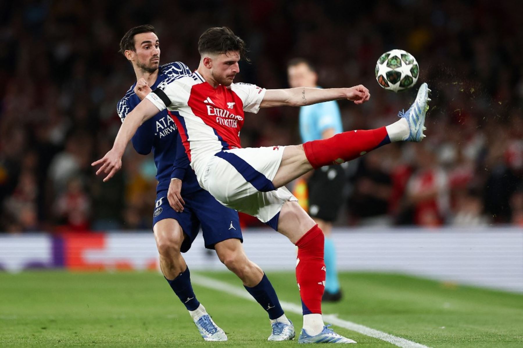El centrocampista inglés del Arsenal, Declan Rice, lucha por el balón con el centrocampista español del Paris Saint-Germain, Fabian Ruiz, durante el partido de ida de la semifinal de la Liga de Campeones de la UEFA entre el Arsenal y el Paris Saint-Germain (PSG) en el Emirates Stadium en el norte de Londres, el 29 de abril de 2025. Foto: AFP