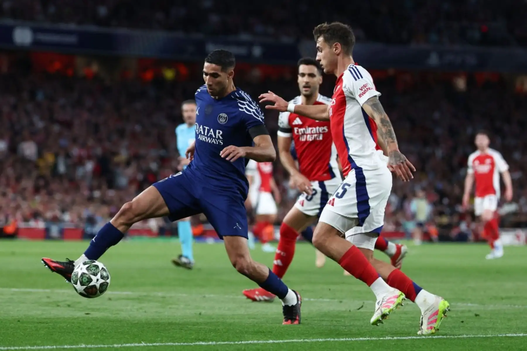 El defensa marroquí del Paris Saint-Germain, Achraf Hakimi, lucha por el balón con el defensor polaco del Arsenal, Jakub Kiwior, durante el partido de ida de la semifinal de la Liga de Campeones de la UEFA entre el Arsenal y el Paris Saint-Germain (PSG) en el Emirates Stadium en el norte de Londres, el 29 de abril de 2025. Foto: AFP