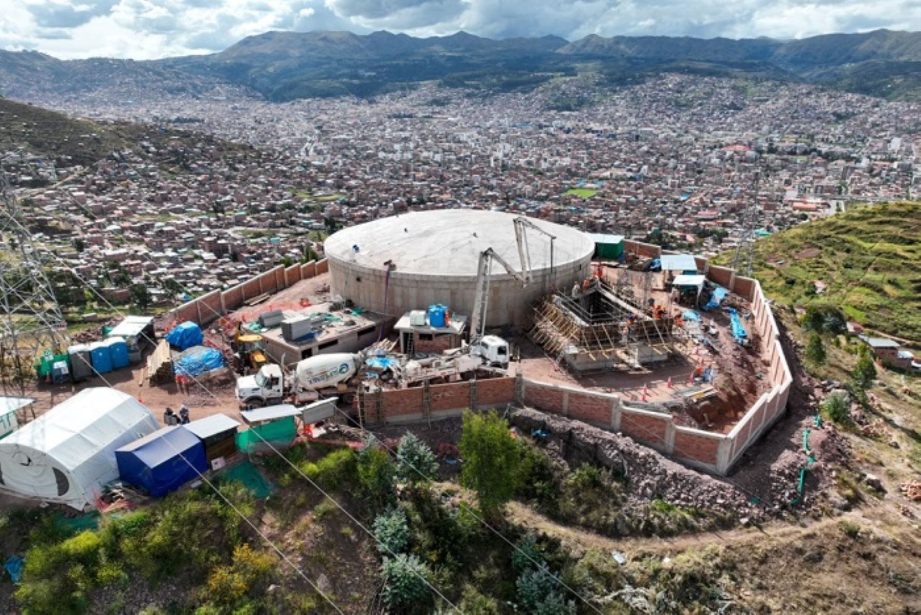 El ministro de Vivienda, lDurich Whittembury, llegó al distrito del Cusco, donde supervisó el avance de los proyectos.