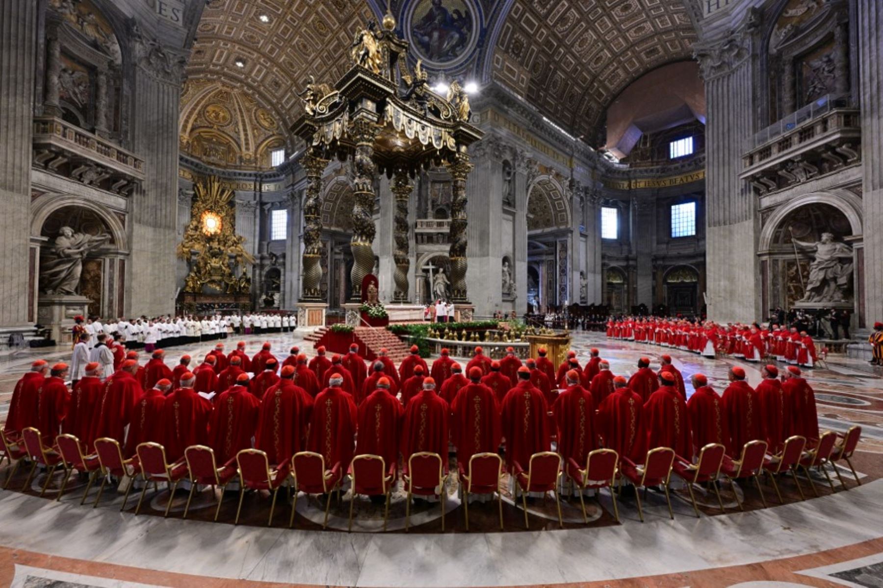 Cardenales asisten a una misa en la basílica de San Pedro en el Vaticano. Foto: AFP