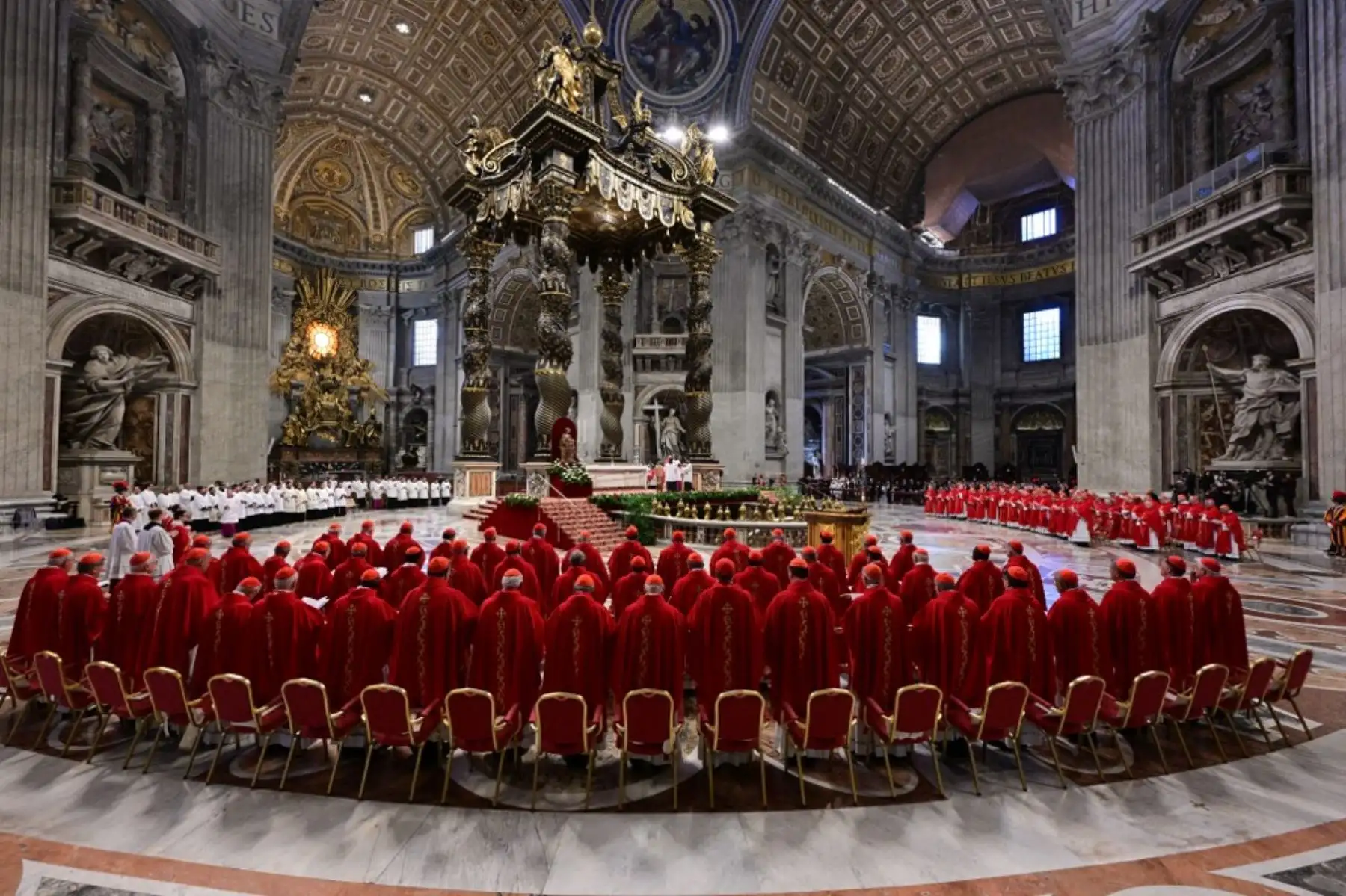 Cardenales asisten a una misa en la basílica de San Pedro en el Vaticano. Foto: AFP