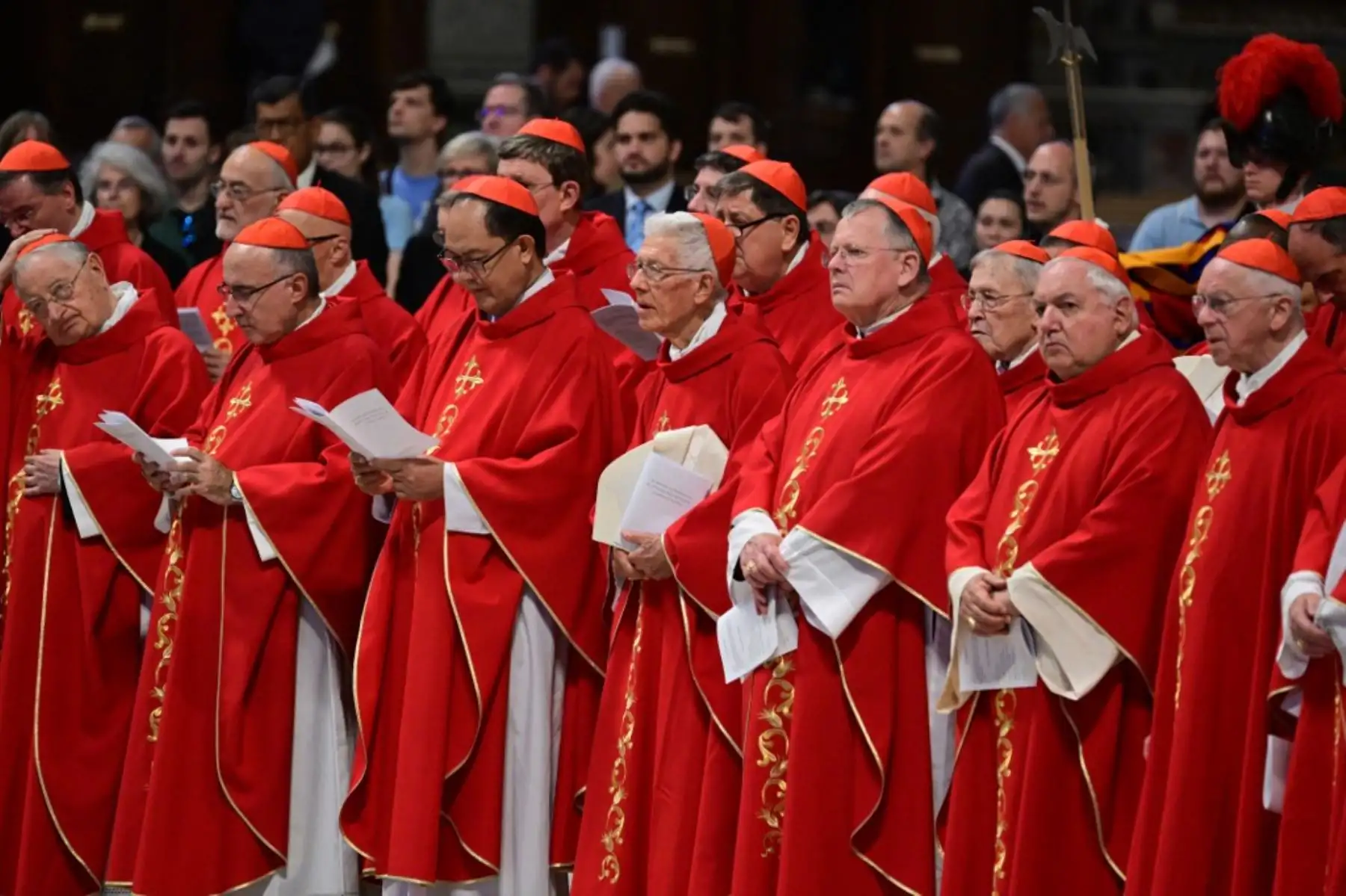 Cardenales asisten a una misa en la basílica de San Pedro en el Vaticano. Foto: AFP