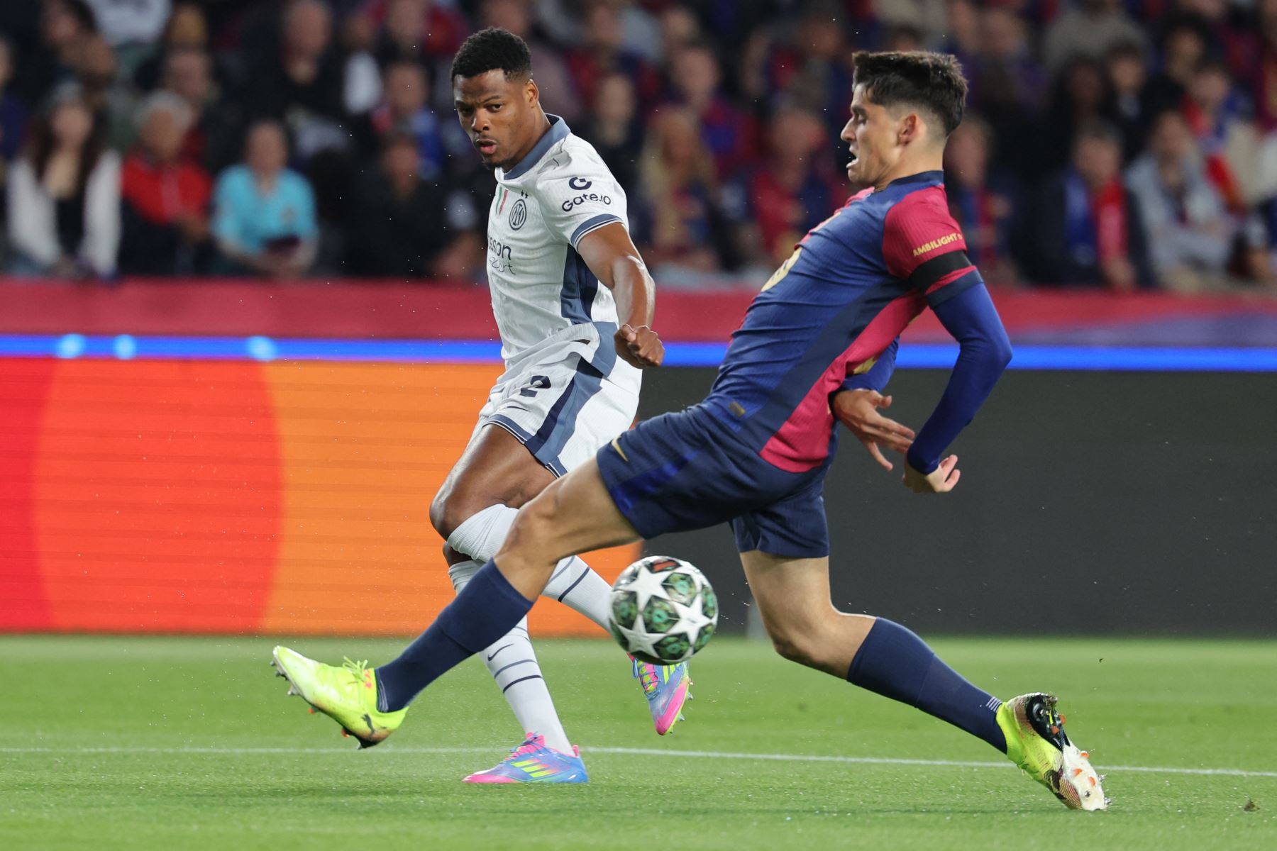 El defensa holandés  del Inter de Milán, Denzel Dumfries y el defensa español  del Barcelona, ​​Gerard Martin, compiten por el balón durante el partido de ida de las semifinales de la UEFA Champions League entre el FC Barcelona y el Inter de Milán. Foto: AFP