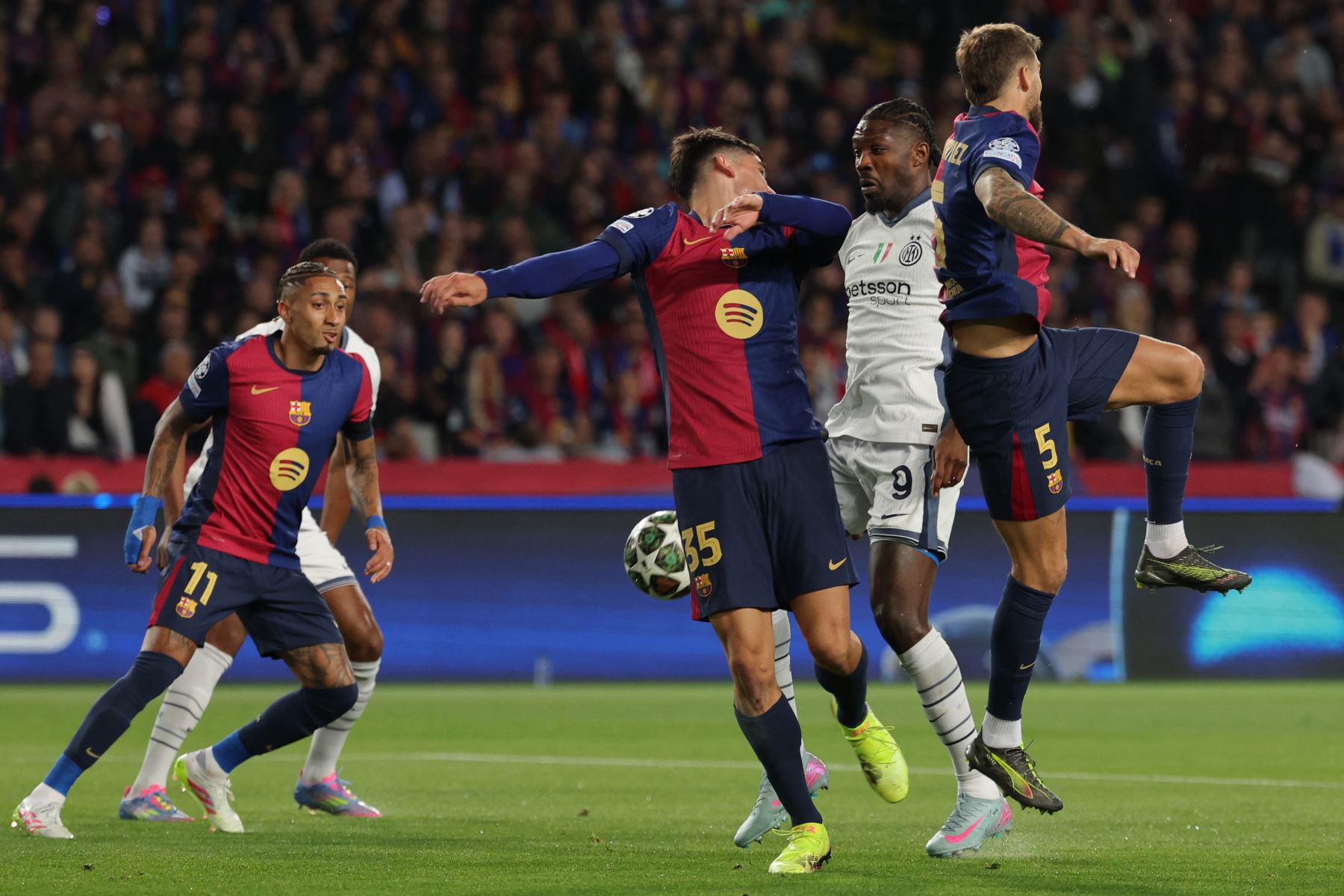 El defensa español del Barcelona, ​​Íñigo Martínez Berridi, el delantero francés  del Inter de Milán, Marcus Thuram, y el defensa español  del Barcelona, ​​Gerard Martín, compiten por el balón durante el partido de ida de las semifinales de la UEFA Champions League entre el FC Barcelona y el Inter de Milán. AFP