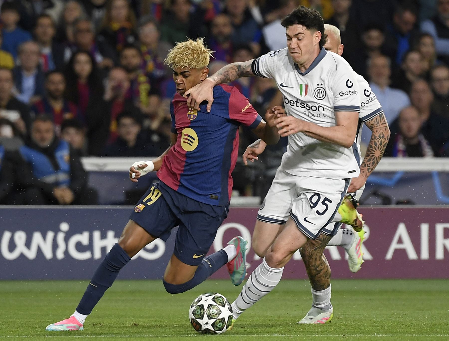 El delantero español  del Barcelona Lamine Yamal lucha por el balón con el defensa italiano  del Inter de Milán Alessandro Bastoni durante el partido de ida de las semifinales de la UEFA Champions League entre el FC Barcelona y el Inter de Milán. AFP