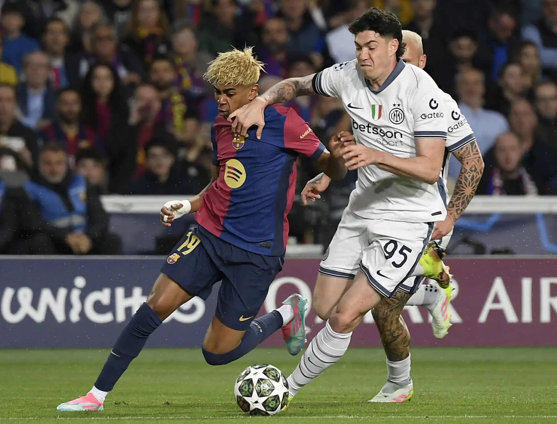 El delantero español  del Barcelona Lamine Yamal lucha por el balón con el defensa italiano  del Inter de Milán Alessandro Bastoni durante el partido de ida de las semifinales de la UEFA Champions League entre el FC Barcelona y el Inter de Milán. AFP