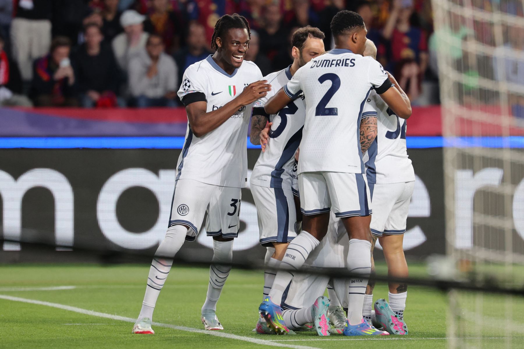 Los jugadores del Inter de Milán celebran el gol inaugural marcado por el delantero francés Marcus Thuram durante el partido de ida de las semifinales de la UEFA Champions League entre el FC Barcelona y el Inter de Milán. AFP