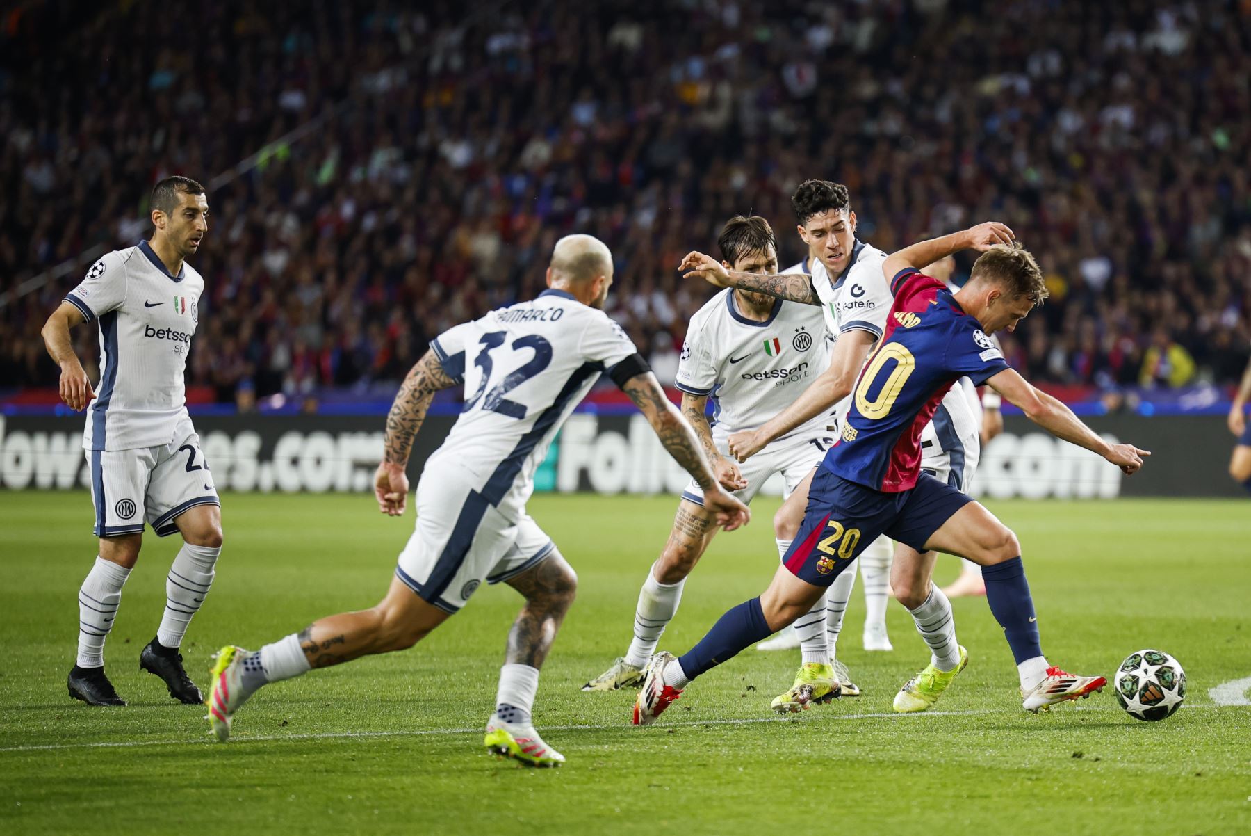 El delantero del FC Barcelona, Dani Olmo, ataca durante el encuentro correspondiente a la ida de las semifinales de la Liga de Campeones que disputan hoy miércoles el FC Barcelona y el Inter en el estadio Olímpico Lluis Company, en Barcelona. Foto: EFE