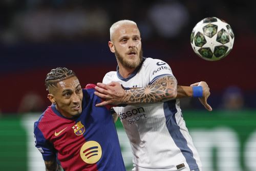 El delantero brasileño del Barcelona Raphinha  disputa un balón ante Federico Dimarco del Inter durante el encuentro correspondiente a la ida de las semifinales de la Liga de Campeones que disputan hoy miércoles FC Barcelona e Inter. Foto: EFE