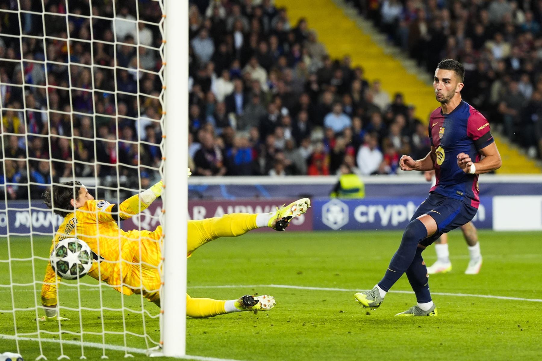 El delantero del FC Barcelona, Ferrán Torres  remata ante el guardameta suizo del Inter, Yan Sommer, en la jugada que ha significado el segundo gol del equipo blaugrana durante el encuentro correspondiente a la ida de las semifinales de la Liga de Campeones que disputan hoy miércoles FC Barcelona e Inter. EFE