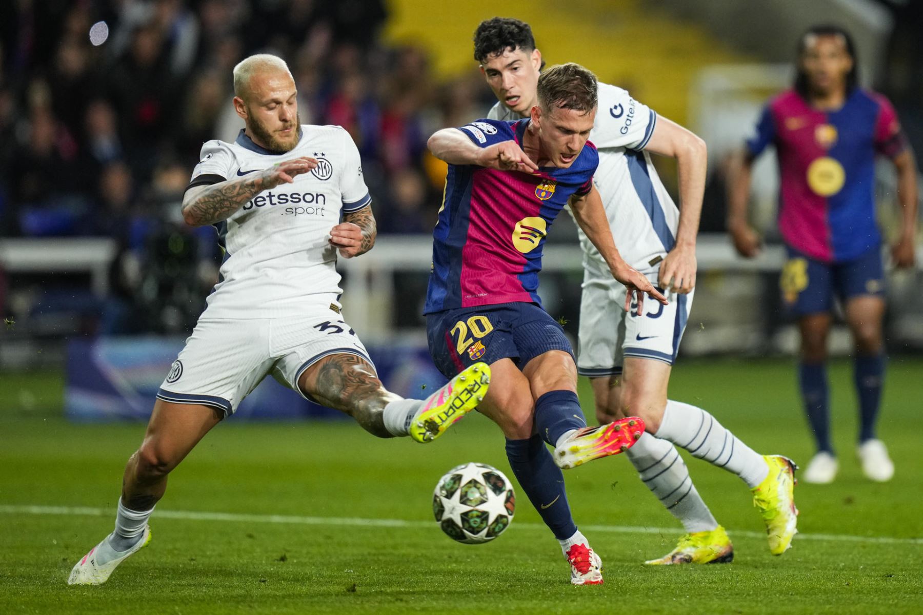 El centrocampista del FC Barcelona, Dani Olmo  remata ante el defensa del Inter, Federico Dimarco, durante el encuentro correspondiente a la ida de las semifinales de la Liga de Campeones que disputan hoy miércoles FC Barcelona e Inter. EFE