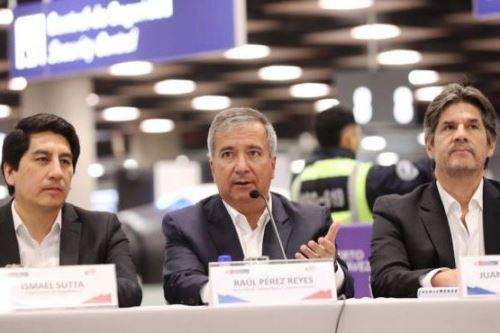 El ministro de Transportes y Comunicaciones, Raúl Pérez Reyes, en conferencia de prensa, junto a representantes del concesionario del aeropuerto internacional Jorge Chávez. Foto: ANDINA/Difusión.