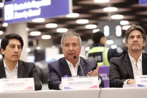 El ministro de Transportes y Comunicaciones, Raúl Pérez Reyes, en conferencia de prensa, junto a representantes del concesionario del aeropuerto internacional Jorge Chávez. Foto: ANDINA/Difusión.