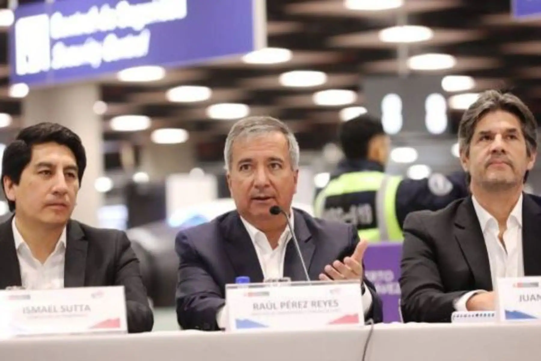 El ministro de Transportes y Comunicaciones, Raúl Pérez Reyes, en conferencia de prensa, junto a representantes del concesionario del aeropuerto internacional Jorge Chávez. Foto: ANDINA/Difusión.