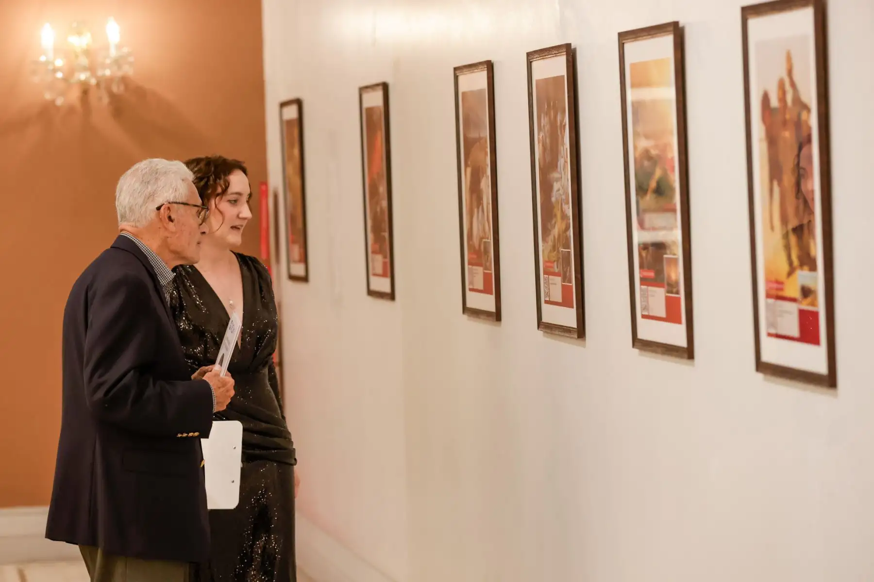 La exposición Obras Maestras del Museo Ruso fue inaugurada en el Teatro Municipal de Lima con la presencia del embajador de Rusia en Perú, Igor V. Romanchenko, representantes de la Municipalidad de Lima y diplomáticos acreditados. La muestra reúne 23 pinturas que resumen la historia del arte ruso con obras de artistas como Répin, Aivazovski, Briullov y Deineka. Se puede visitar del 30 de abril al 18 de mayo, de martes a domingo, de 9 a.m. a 6 p.m., con ingreso libre. Foto: ANDINA/Luis Iparraguirre