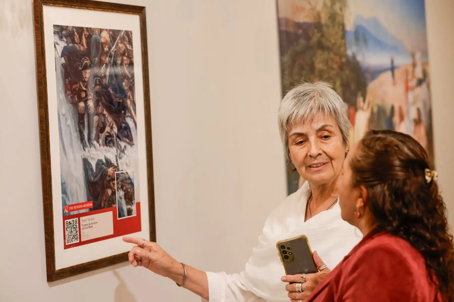 La exposición Obras Maestras del Museo Ruso fue inaugurada en el Teatro Municipal de Lima con la presencia del embajador de Rusia en Perú, Igor V. Romanchenko, representantes de la Municipalidad de Lima y diplomáticos acreditados. La muestra reúne 23 pinturas que resumen la historia del arte ruso con obras de artistas como Répin, Aivazovski, Briullov y Deineka. Se puede visitar del 30 de abril al 18 de mayo, de martes a domingo, de 9 a.m. a 6 p.m., con ingreso libre. Foto: ANDINA/Luis Iparraguirre