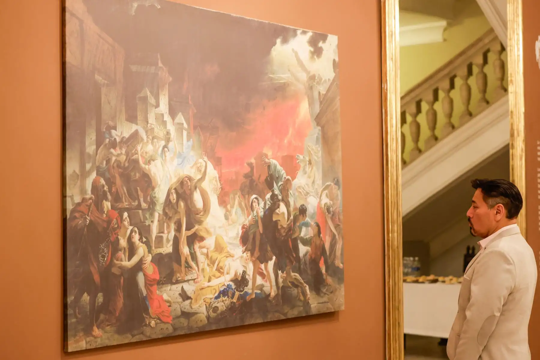 La exposición Obras Maestras del Museo Ruso fue inaugurada en el Teatro Municipal de Lima con la presencia del embajador de Rusia en Perú, Igor V. Romanchenko, representantes de la Municipalidad de Lima y diplomáticos acreditados. La muestra reúne 23 pinturas que resumen la historia del arte ruso con obras de artistas como Répin, Aivazovski, Briullov y Deineka. Se puede visitar del 30 de abril al 18 de mayo, de martes a domingo, de 9 a.m. a 6 p.m., con ingreso libre. Foto: ANDINA/Luis Iparraguirre