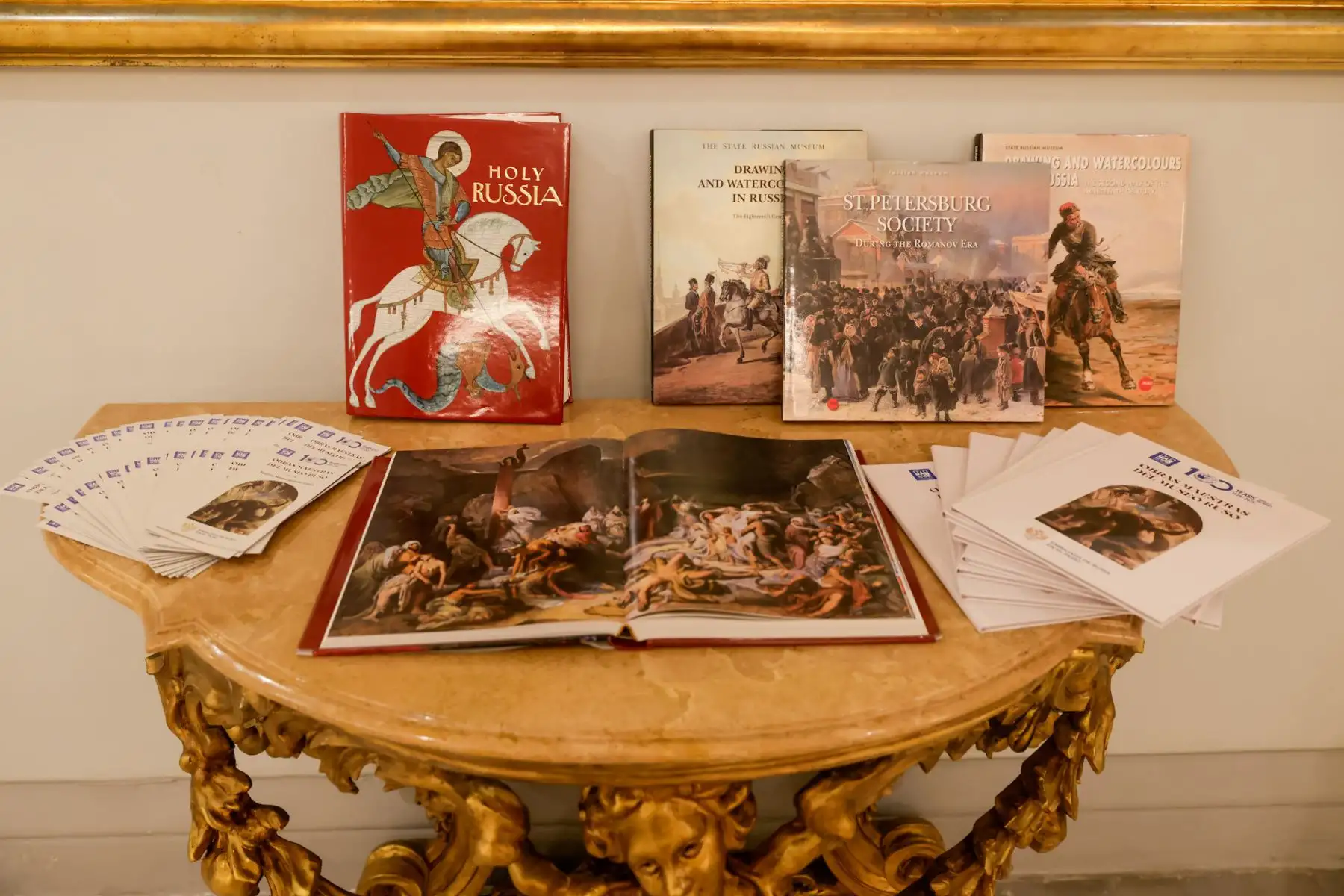 La exposición Obras Maestras del Museo Ruso fue inaugurada en el Teatro Municipal de Lima con la presencia del embajador de Rusia en Perú, Igor V. Romanchenko, representantes de la Municipalidad de Lima y diplomáticos acreditados. La muestra reúne 23 pinturas que resumen la historia del arte ruso con obras de artistas como Répin, Aivazovski, Briullov y Deineka. Se puede visitar del 30 de abril al 18 de mayo, de martes a domingo, de 9 a.m. a 6 p.m., con ingreso libre. Foto: ANDINA/Luis Iparraguirre