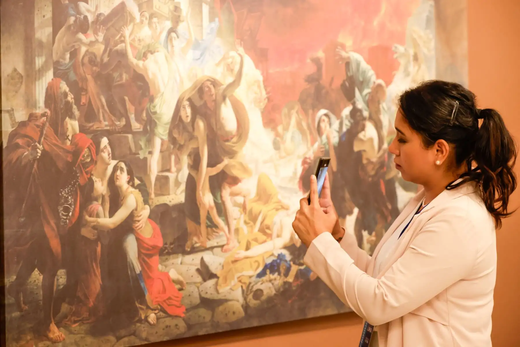 La exposición Obras Maestras del Museo Ruso fue inaugurada en el Teatro Municipal de Lima con la presencia del embajador de Rusia en Perú, Igor V. Romanchenko, representantes de la Municipalidad de Lima y diplomáticos acreditados. La muestra reúne 23 pinturas que resumen la historia del arte ruso con obras de artistas como Répin, Aivazovski, Briullov y Deineka. Se puede visitar del 30 de abril al 18 de mayo, de martes a domingo, de 9 a.m. a 6 p.m., con ingreso libre. Foto: ANDINA/Luis Iparraguirre