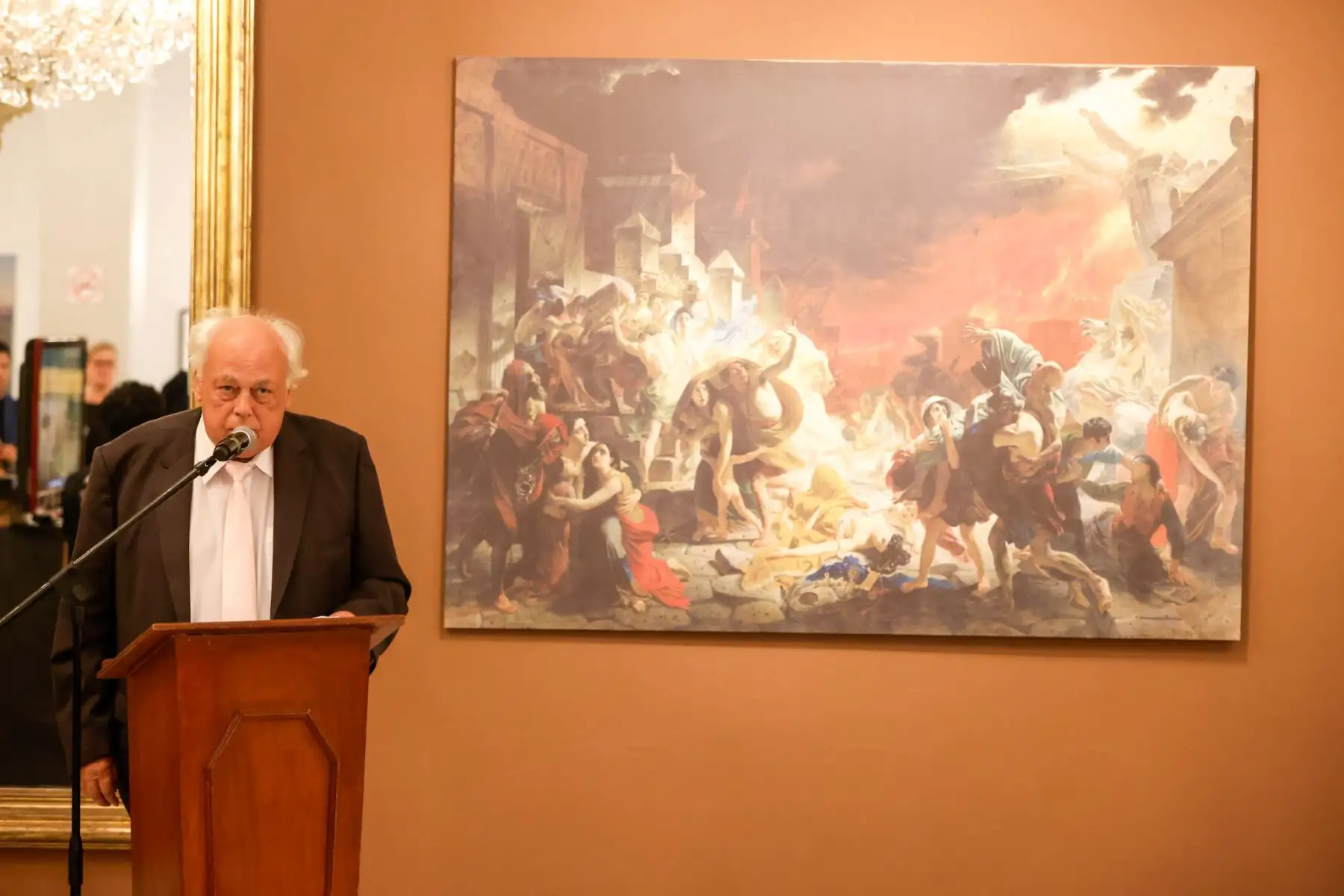 La exposición Obras Maestras del Museo Ruso fue inaugurada en el Teatro Municipal de Lima con la presencia del embajador de Rusia en Perú, Igor V. Romanchenko, representantes de la Municipalidad de Lima y diplomáticos acreditados. La muestra reúne 23 pinturas que resumen la historia del arte ruso con obras de artistas como Répin, Aivazovski, Briullov y Deineka. Se puede visitar del 30 de abril al 18 de mayo, de martes a domingo, de 9 a.m. a 6 p.m., con ingreso libre. Foto: ANDINA/Luis Iparraguirre