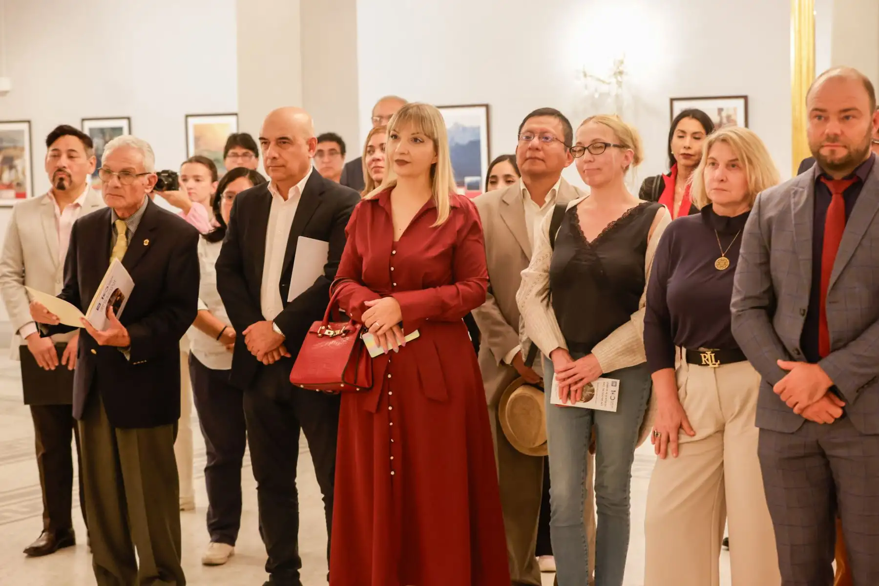 La exposición Obras Maestras del Museo Ruso fue inaugurada en el Teatro Municipal de Lima con la presencia del embajador de Rusia en Perú, Igor V. Romanchenko, representantes de la Municipalidad de Lima y diplomáticos acreditados. La muestra reúne 23 pinturas que resumen la historia del arte ruso con obras de artistas como Répin, Aivazovski, Briullov y Deineka. Se puede visitar del 30 de abril al 18 de mayo, de martes a domingo, de 9 a.m. a 6 p.m., con ingreso libre. Foto: ANDINA/Luis Iparraguirre