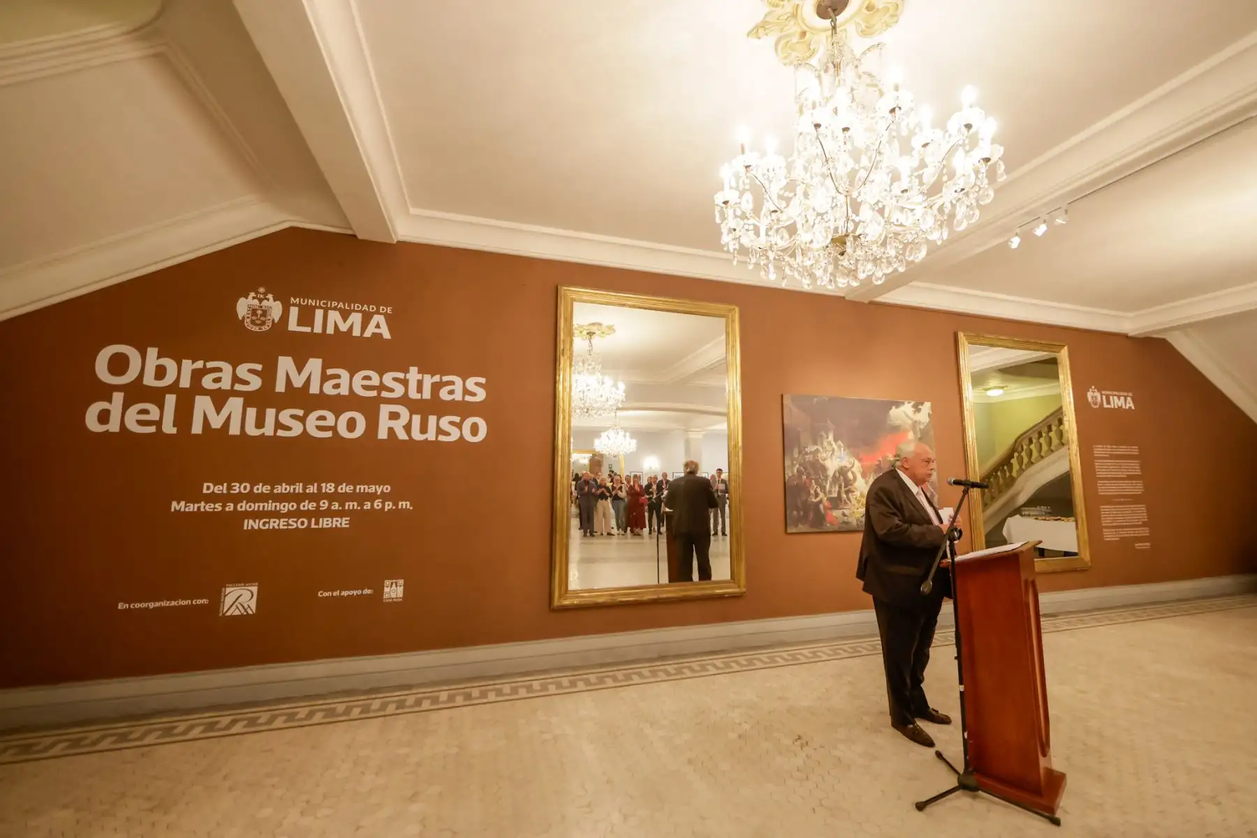 La exposición Obras Maestras del Museo Ruso fue inaugurada en el Teatro Municipal de Lima con la presencia del embajador de Rusia en Perú, Igor V. Romanchenko, representantes de la Municipalidad de Lima y diplomáticos acreditados. La muestra reúne 23 pinturas que resumen la historia del arte ruso con obras de artistas como Répin, Aivazovski, Briullov y Deineka. Se puede visitar del 30 de abril al 18 de mayo, de martes a domingo, de 9 a.m. a 6 p.m., con ingreso libre. Foto: ANDINA/Luis Iparraguirre