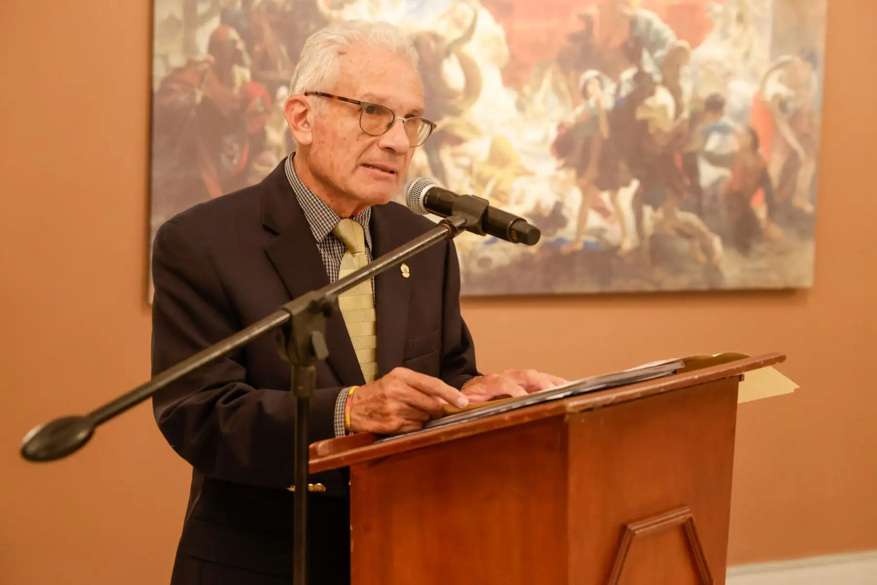 La exposición Obras Maestras del Museo Ruso fue inaugurada en el Teatro Municipal de Lima con la presencia del embajador de Rusia en Perú, Igor V. Romanchenko, representantes de la Municipalidad de Lima y diplomáticos acreditados. La muestra reúne 23 pinturas que resumen la historia del arte ruso con obras de artistas como Répin, Aivazovski, Briullov y Deineka. Se puede visitar del 30 de abril al 18 de mayo, de martes a domingo, de 9 a.m. a 6 p.m., con ingreso libre. Foto: ANDINA/Luis Iparraguirre