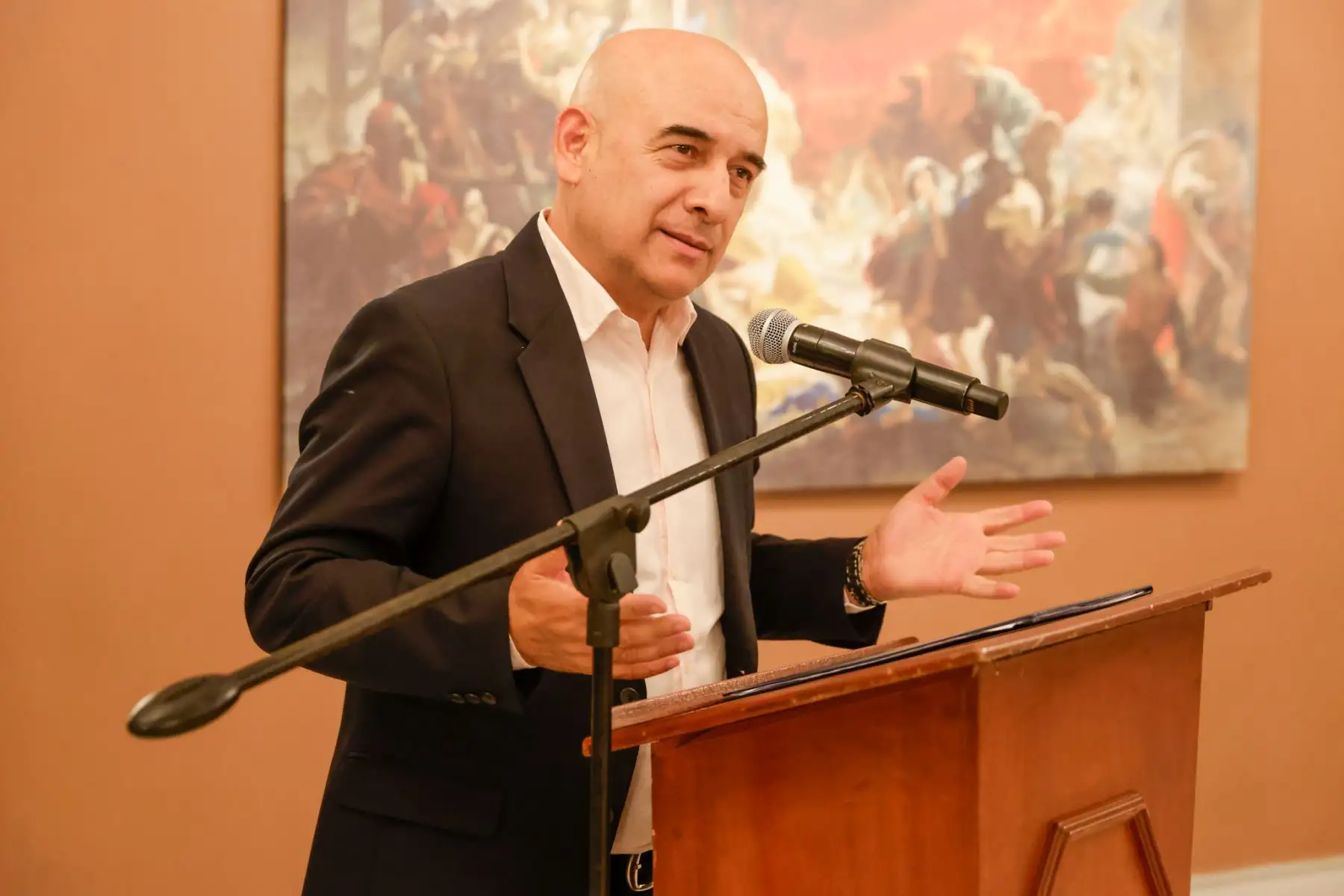 La exposición Obras Maestras del Museo Ruso fue inaugurada en el Teatro Municipal de Lima con la presencia del embajador de Rusia en Perú, Igor V. Romanchenko, representantes de la Municipalidad de Lima y diplomáticos acreditados. La muestra reúne 23 pinturas que resumen la historia del arte ruso con obras de artistas como Répin, Aivazovski, Briullov y Deineka. Se puede visitar del 30 de abril al 18 de mayo, de martes a domingo, de 9 a.m. a 6 p.m., con ingreso libre. Foto: ANDINA/Luis Iparraguirre
