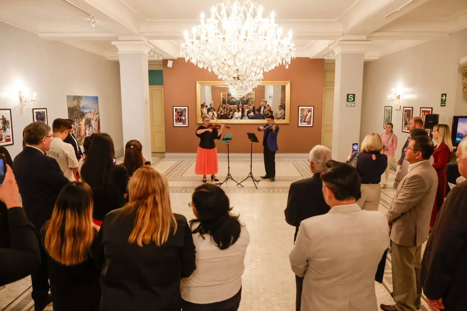 La exposición Obras Maestras del Museo Ruso fue inaugurada en el Teatro Municipal de Lima con la presencia del embajador de Rusia en Perú, Igor V. Romanchenko, representantes de la Municipalidad de Lima y diplomáticos acreditados. La muestra reúne 23 pinturas que resumen la historia del arte ruso con obras de artistas como Répin, Aivazovski, Briullov y Deineka. Se puede visitar del 30 de abril al 18 de mayo, de martes a domingo, de 9 a.m. a 6 p.m., con ingreso libre. Foto: ANDINA/Luis Iparraguirre