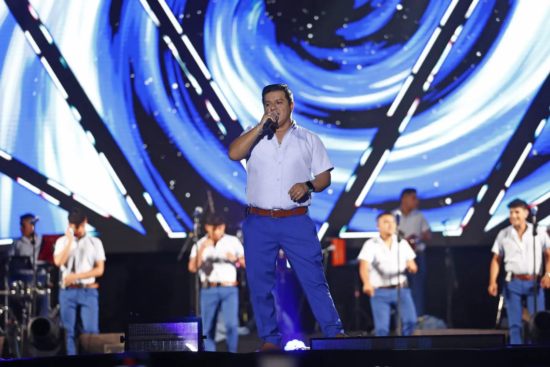 Desde la explanada del centro comercial Mall del Sur en San Juan de Miraflores, se realizó el concierto de cumbia denominado "Un canto al cielo", en memoria del difunto ex cantante de Armonía 10, Paul Flores, más conocido como el "Russo", teniendo como uno de sus estelares a la orquesta La Única Tropical. Foto: ANDINA/Daniel Bracamonte