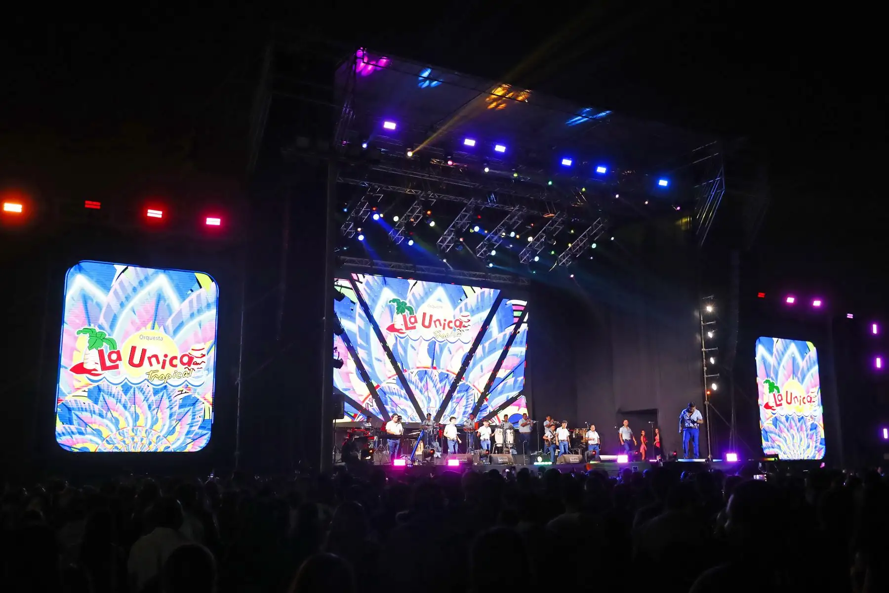 Desde la explanada del centro comercial Mall del Sur en San Juan de Miraflores, se realizó el concierto de cumbia denominado "Un canto al cielo", en memoria del difunto ex cantante de Armonía 10, Paul Flores, más conocido como el "Russo", teniendo como uno de sus estelares a la orquesta La Única Tropical. Foto: ANDINA/Daniel Bracamonte