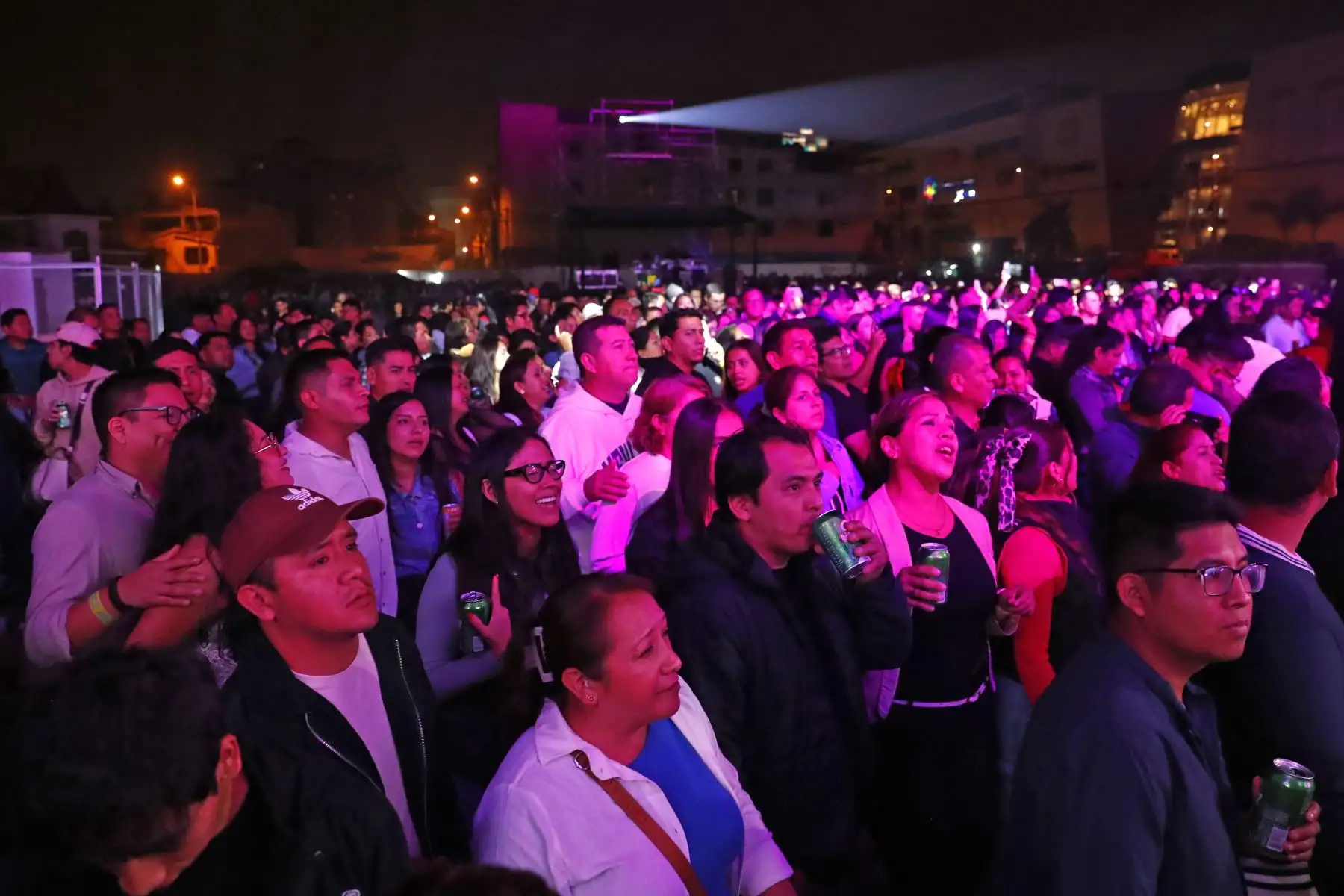 Desde la explanada del centro comercial Mall del Sur en San Juan de Miraflores, se realizó el concierto de cumbia denominado "Un canto al cielo", en memoria del difunto ex cantante de Armonía 10, Paul Flores, más conocido como el "Russo", teniendo como uno de sus estelares a la orquesta La Única Tropical. Foto: ANDINA/Daniel Bracamonte