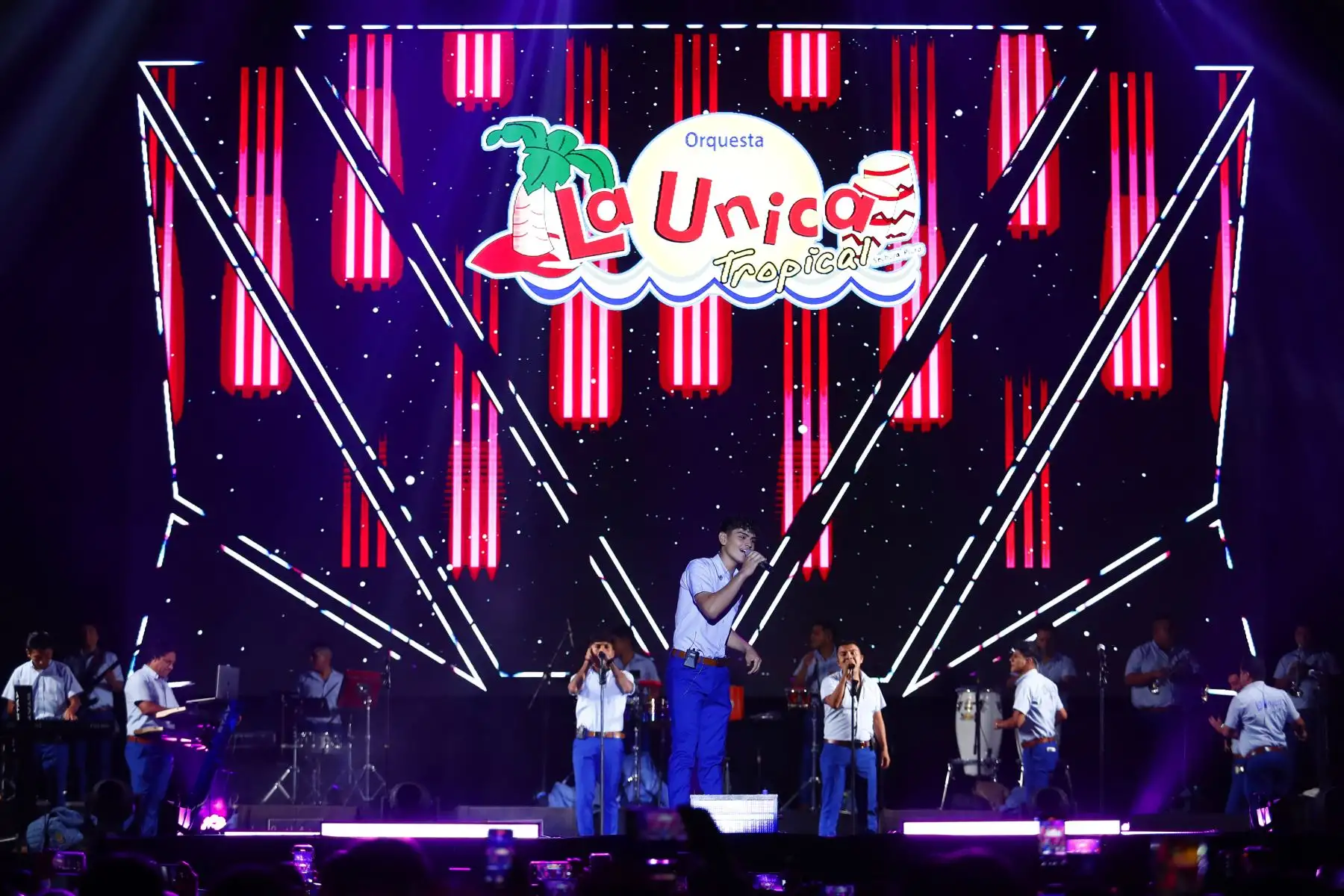 Desde la explanada del centro comercial Mall del Sur en San Juan de Miraflores, se realizó el concierto de cumbia denominado "Un canto al cielo", en memoria del difunto ex cantante de Armonía 10, Paul Flores, más conocido como el "Russo", teniendo como uno de sus estelares a la orquesta La Única Tropical. Foto: ANDINA/Daniel Bracamonte