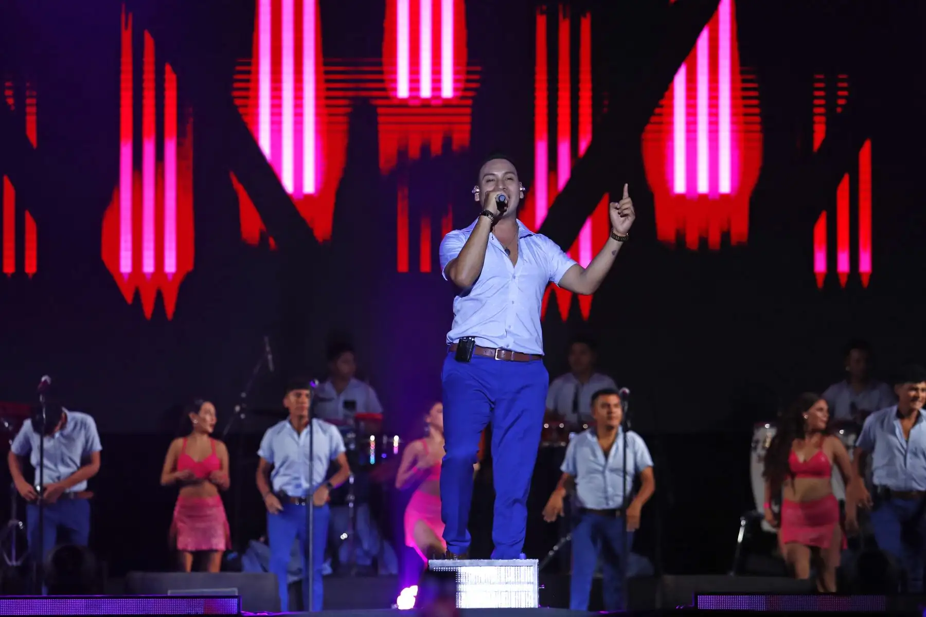 Desde la explanada del centro comercial Mall del Sur en San Juan de Miraflores, se realizó el concierto de cumbia denominado "Un canto al cielo", en memoria del difunto ex cantante de Armonía 10, Paul Flores, más conocido como el "Russo", teniendo como uno de sus estelares a la orquesta La Única Tropical. Foto: ANDINA/Daniel Bracamonte