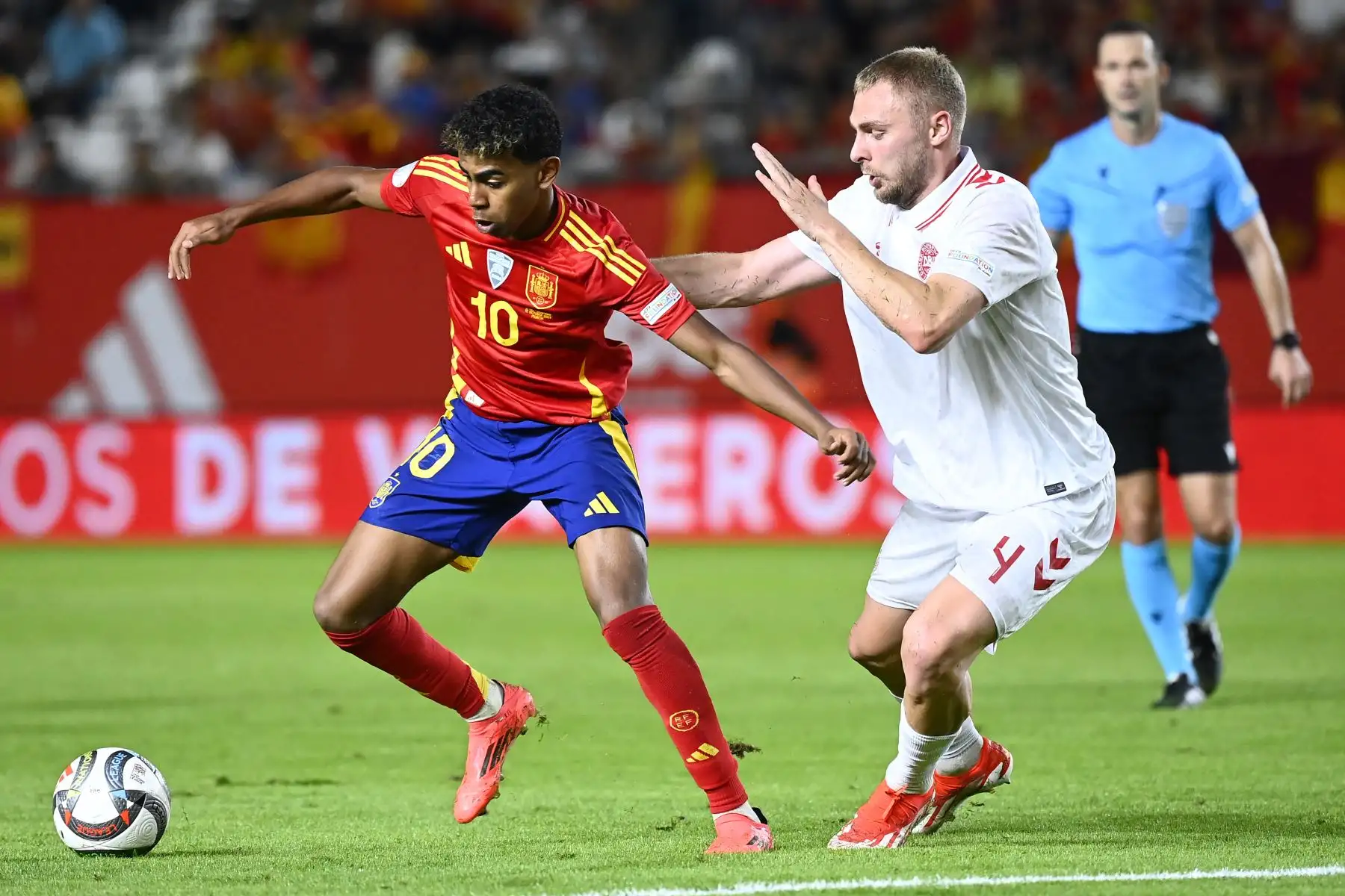 Con la Selección Española, ha representado en diversas categorías juveniles. Con solo 16 años, debutó con la selección absoluta, estableciendo un nuevo récord como el jugador más joven en la historia de España y marcar un gol —16 años y 57 días—, además de asistir.  AFP