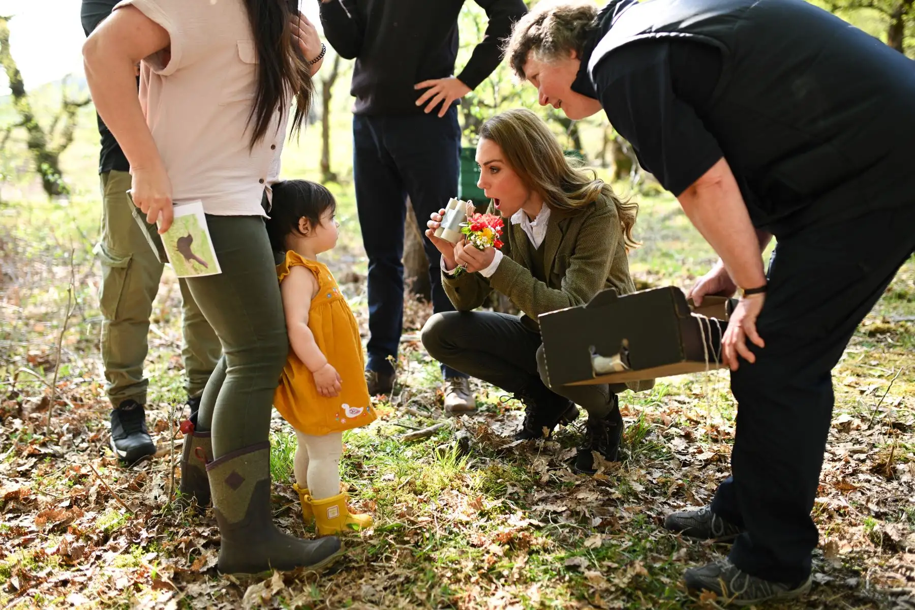 La Princesa de Gales  bromea con los niños del grupo Ardura Acorns y su familia durante una visita al Bosque Comunitario de Ardura para destacar la importancia de proteger y defender el medio ambiente natural, como parte de su viaje de dos días a la Isla de Mull, en el oeste de Escocia. AFP