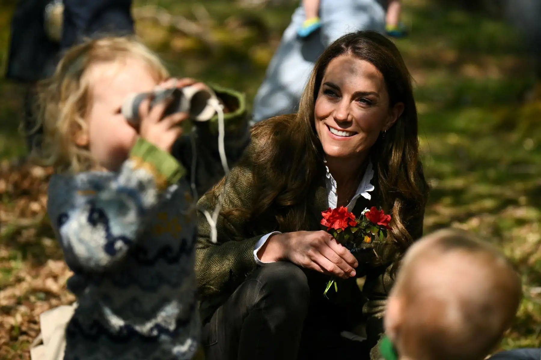 La Princesa de Gales, Kate, juega con niños del grupo Ardura Acorns durante una visita al Bosque Comunitario de Ardura para destacar la importancia de proteger y defender el medio ambiente natural, como parte de su viaje de dos días a la Isla de Mull, en el oeste de Escocia. AFP