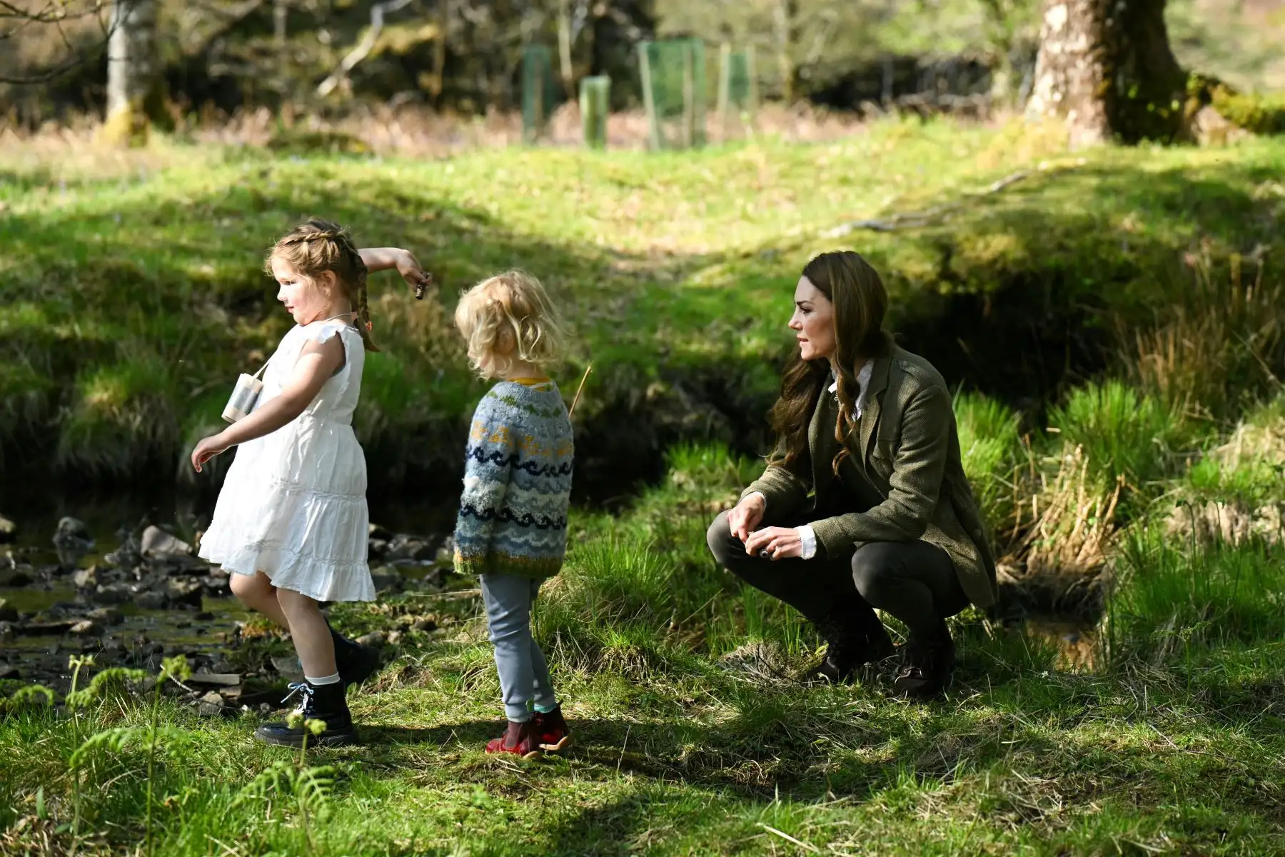 La Princesa de Gales,  juega con niños del grupo Ardura Acorns durante una visita al Bosque Comunitario de Ardura para destacar la importancia de proteger y defender el medio ambiente natural, como parte de su viaje de dos días a la Isla de Mull, en el oeste de Escocia. AFP
