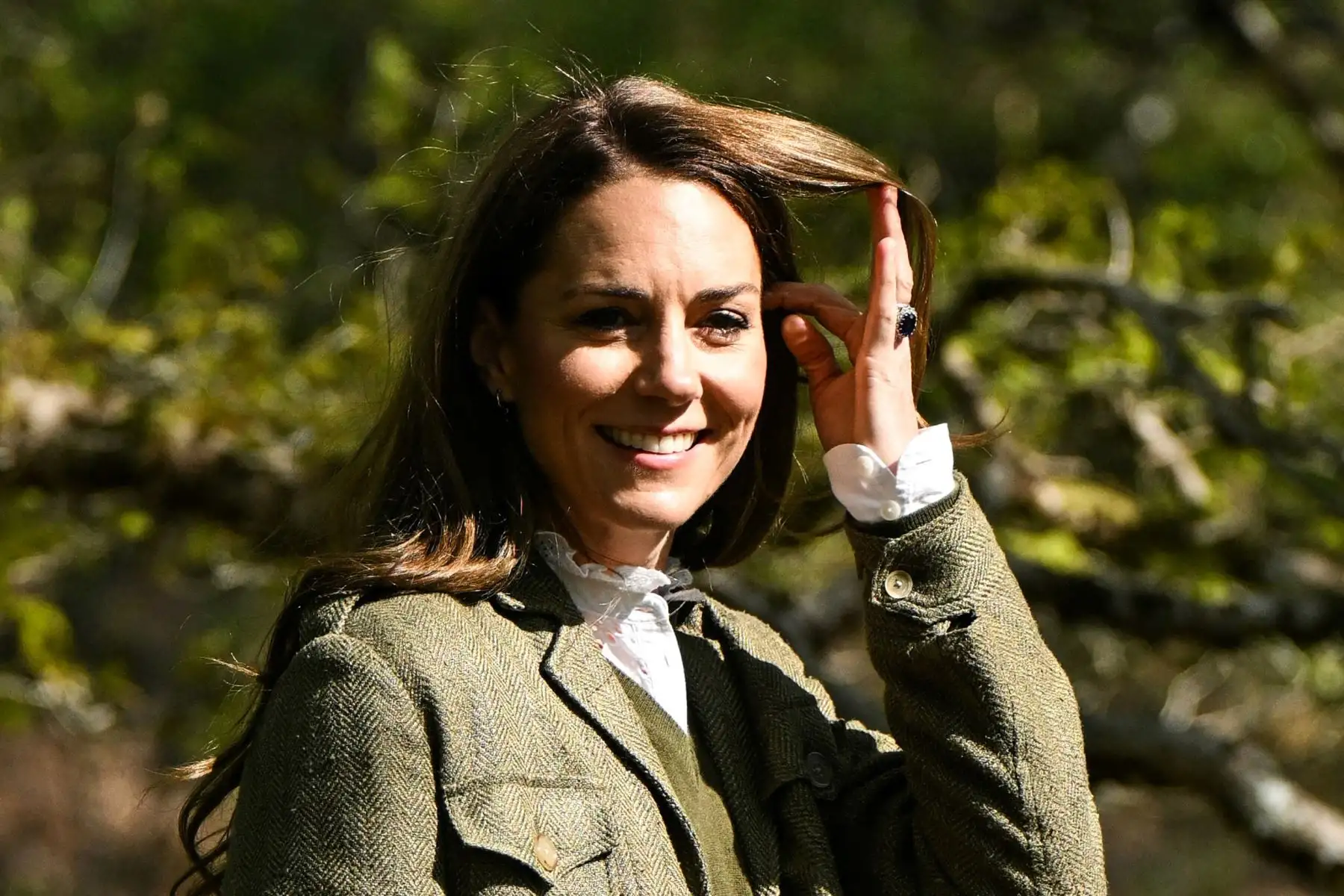 La Princesa de Gales, reacciona al reunirse con los guardabosques rurales del Servicio de Guardabosques de Mull e Iona en el Bosque Comunitario de Ardura, para destacar la importancia de proteger y defender el medio ambiente natural, durante una visita a la Isla de Mull, en el oeste de Escocia. AFP