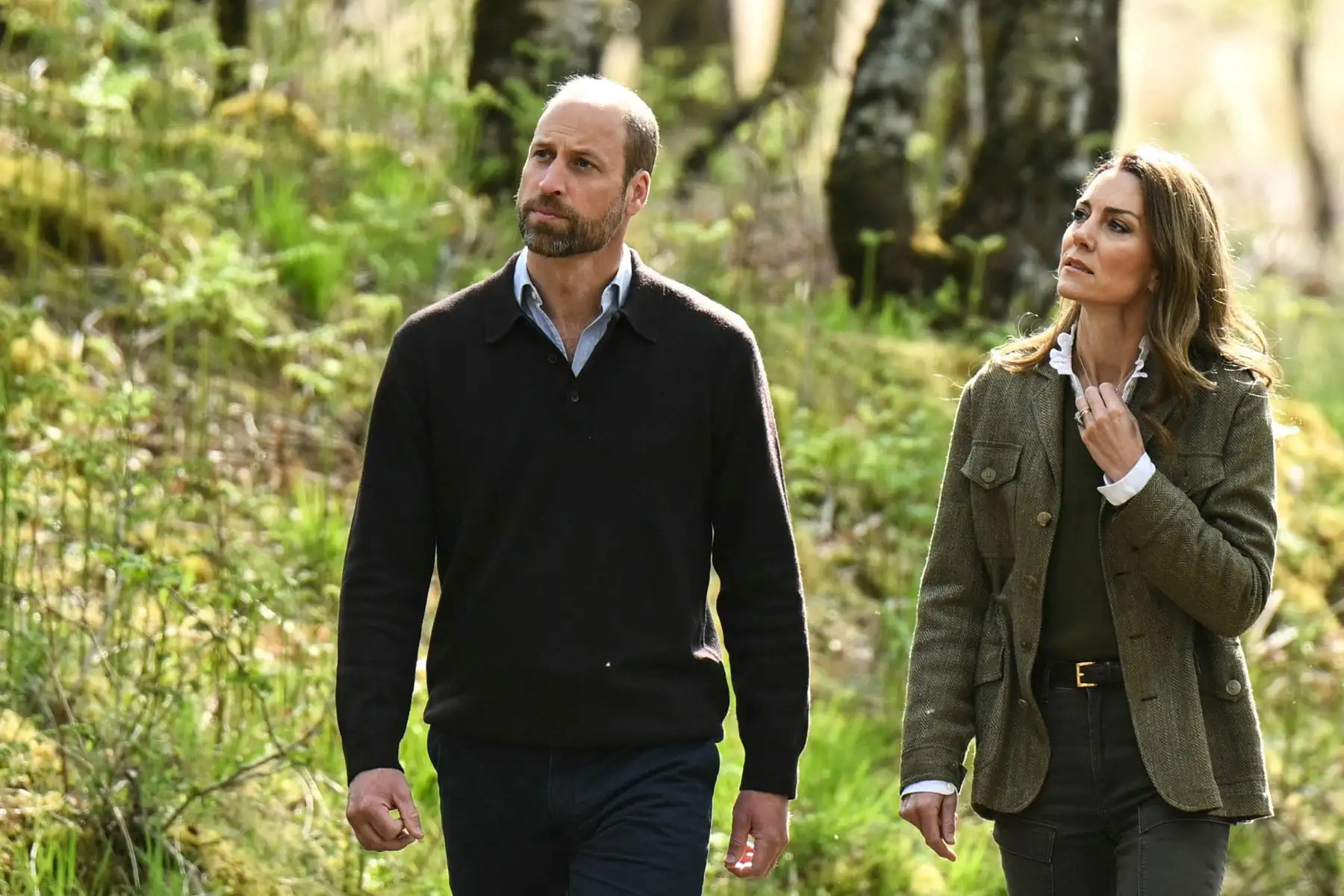 El príncipe Guillermo de Gran Bretaña, príncipe de Gales y la princesa Kate de Gran Bretaña, princesa de Gales, caminan por el bosque comunitario de Ardura para destacar la importancia de proteger y defender el medio ambiente natural, durante una visita a la isla de Mull, en el oeste de Escocia. AFP