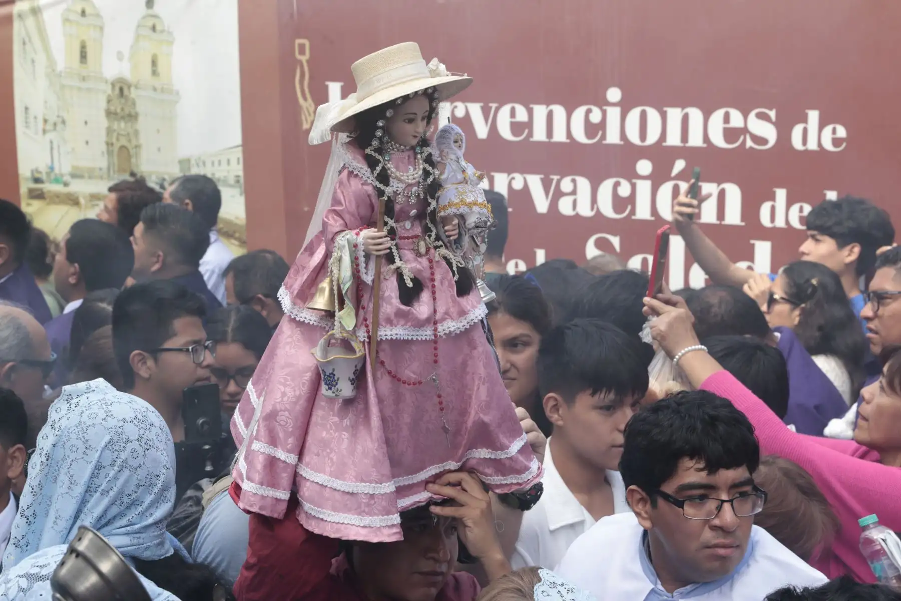 Fieles devotos acompañan a la procesión de "Virgen de Chapi en iglesia San Francisco. Foto: ANDINA/Vidal Tarqui