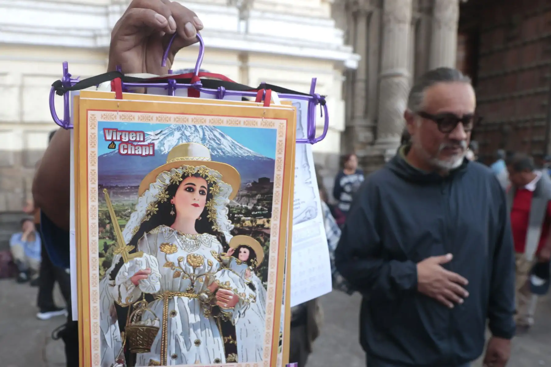 Fieles devotos acompañan a la procesión de "Virgen de Chapi en iglesia San Francisco. Foto: ANDINA/Vidal Tarqui