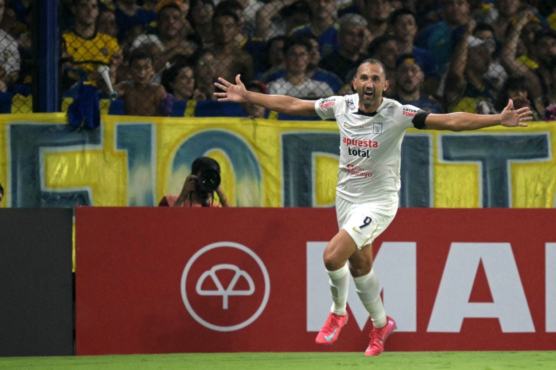 Hernán Barcos es el máximo goleador histórico extranjero de Alianza Lima 