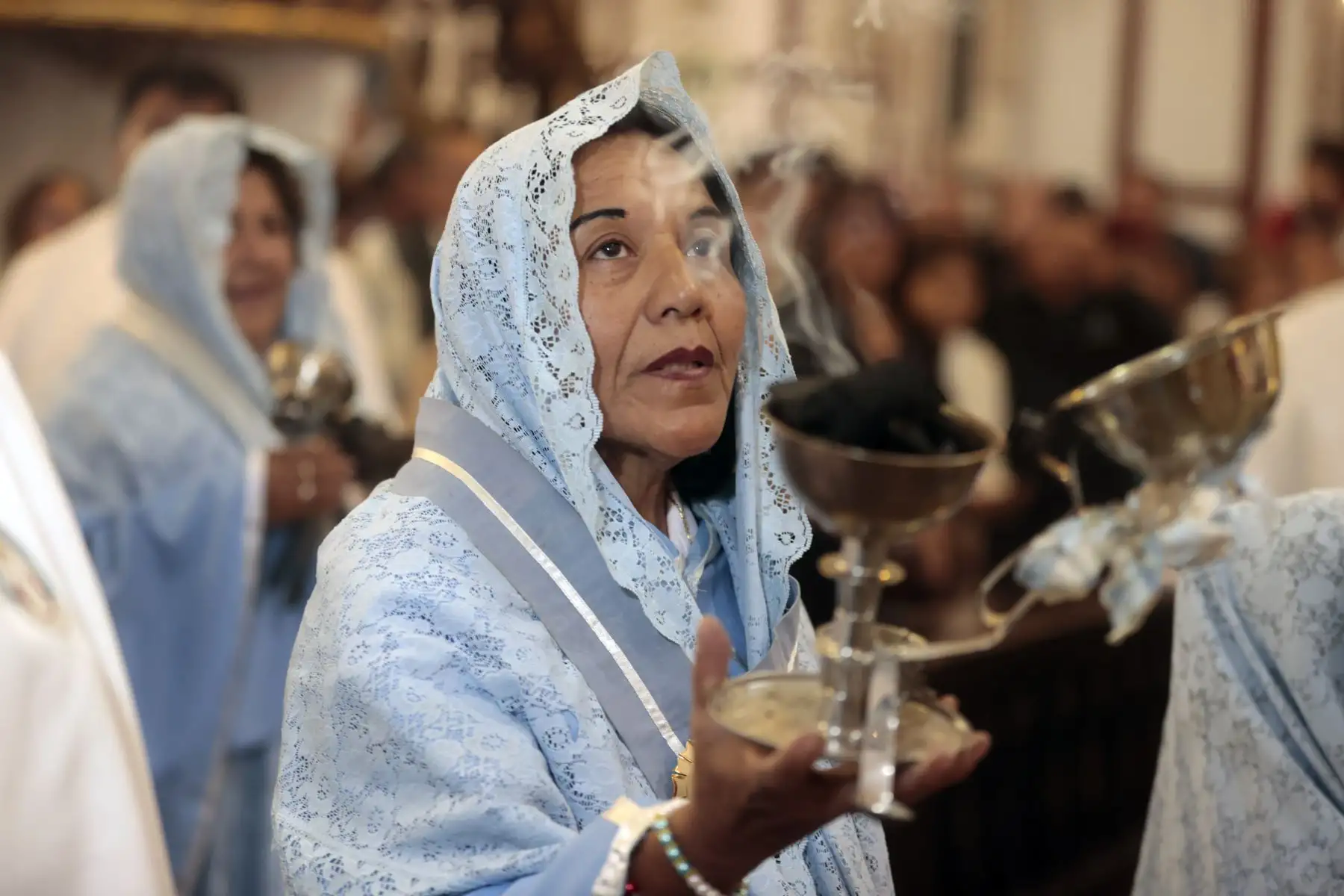 Fieles devotos acompañan a la procesión de "Virgen de Chapi en iglesia San Francisco. Foto: ANDINA/Vidal Tarqui