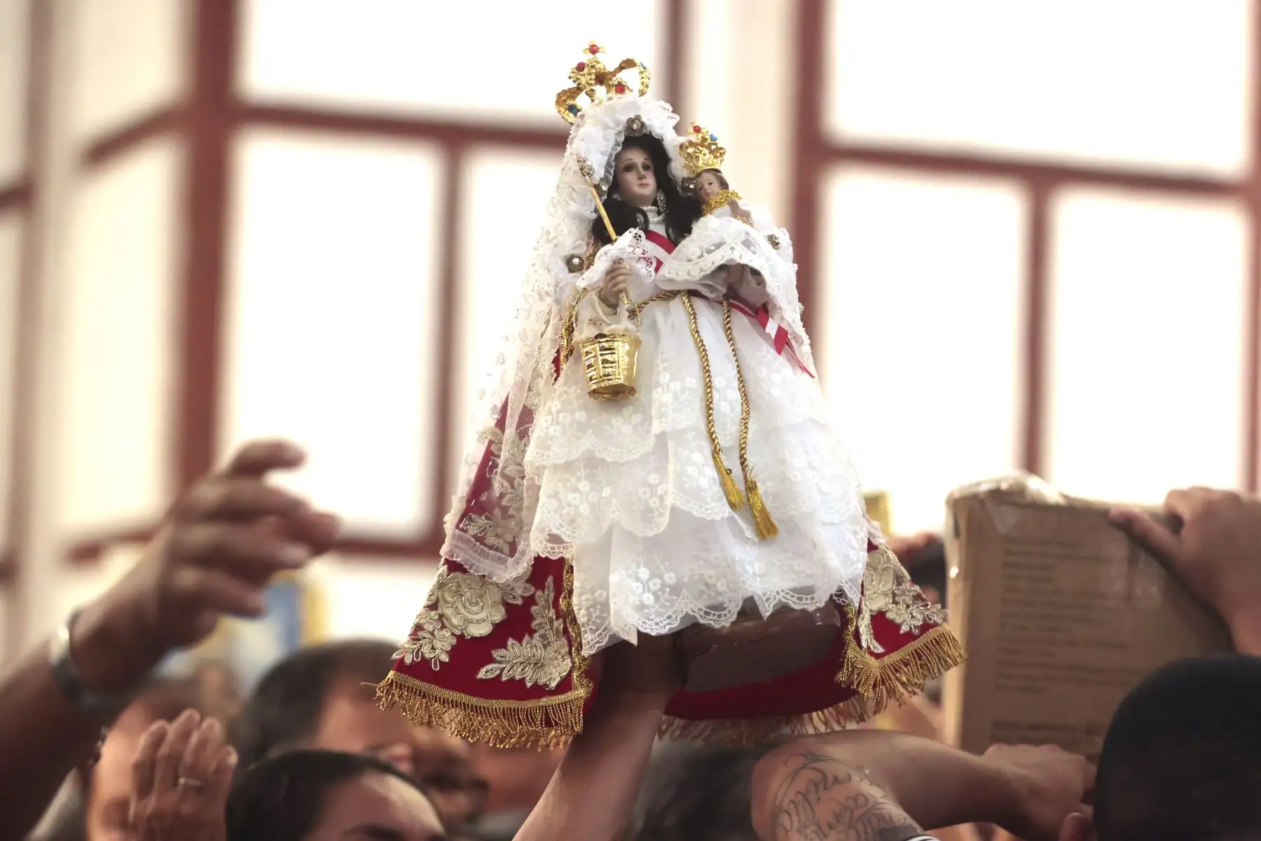 Fieles devotos acompañan a la procesión de "Virgen de Chapi en iglesia San Francisco. Foto: ANDINA/Vidal Tarqui
