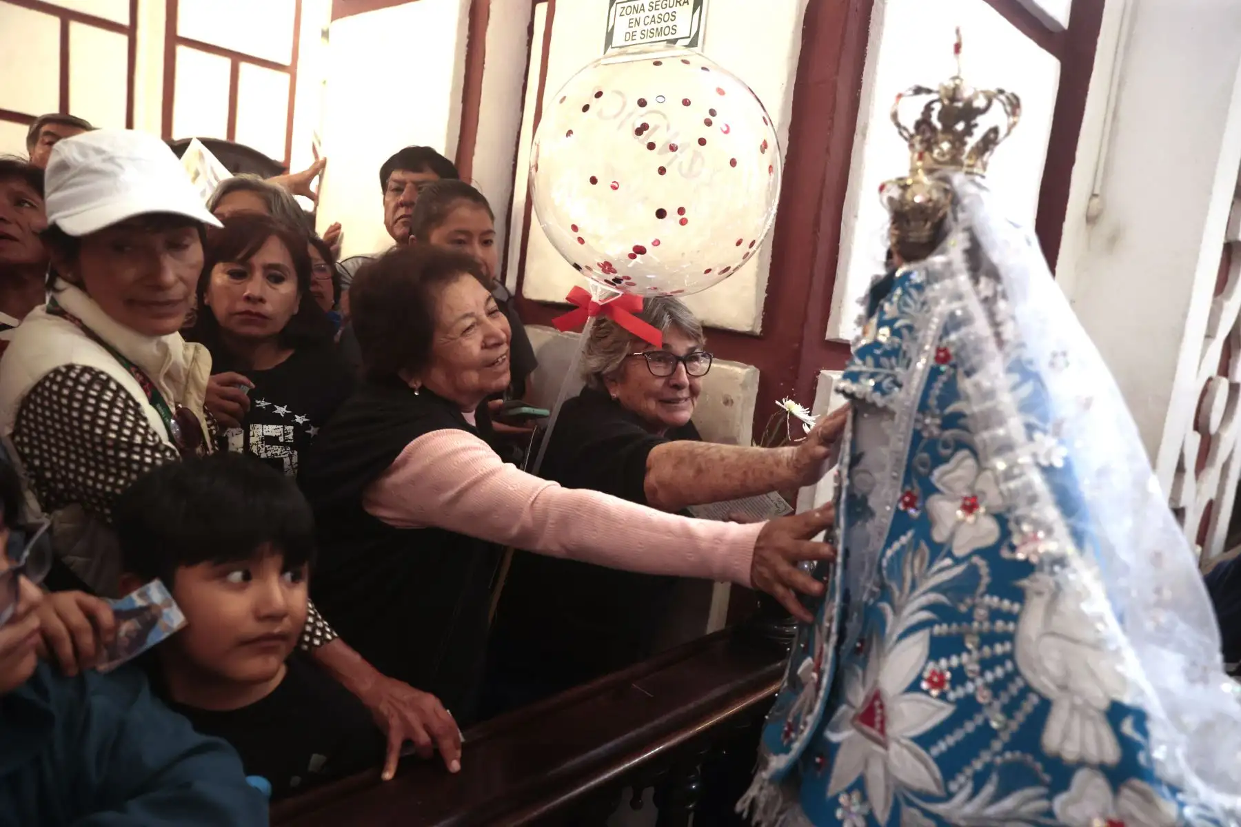 Fieles devotos acompañan a la procesión de "Virgen de Chapi en iglesia San Francisco. Foto: ANDINA/Vidal Tarqui