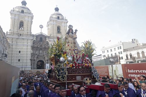 Fieles acompañan procesión  de la Virgen de Chapi