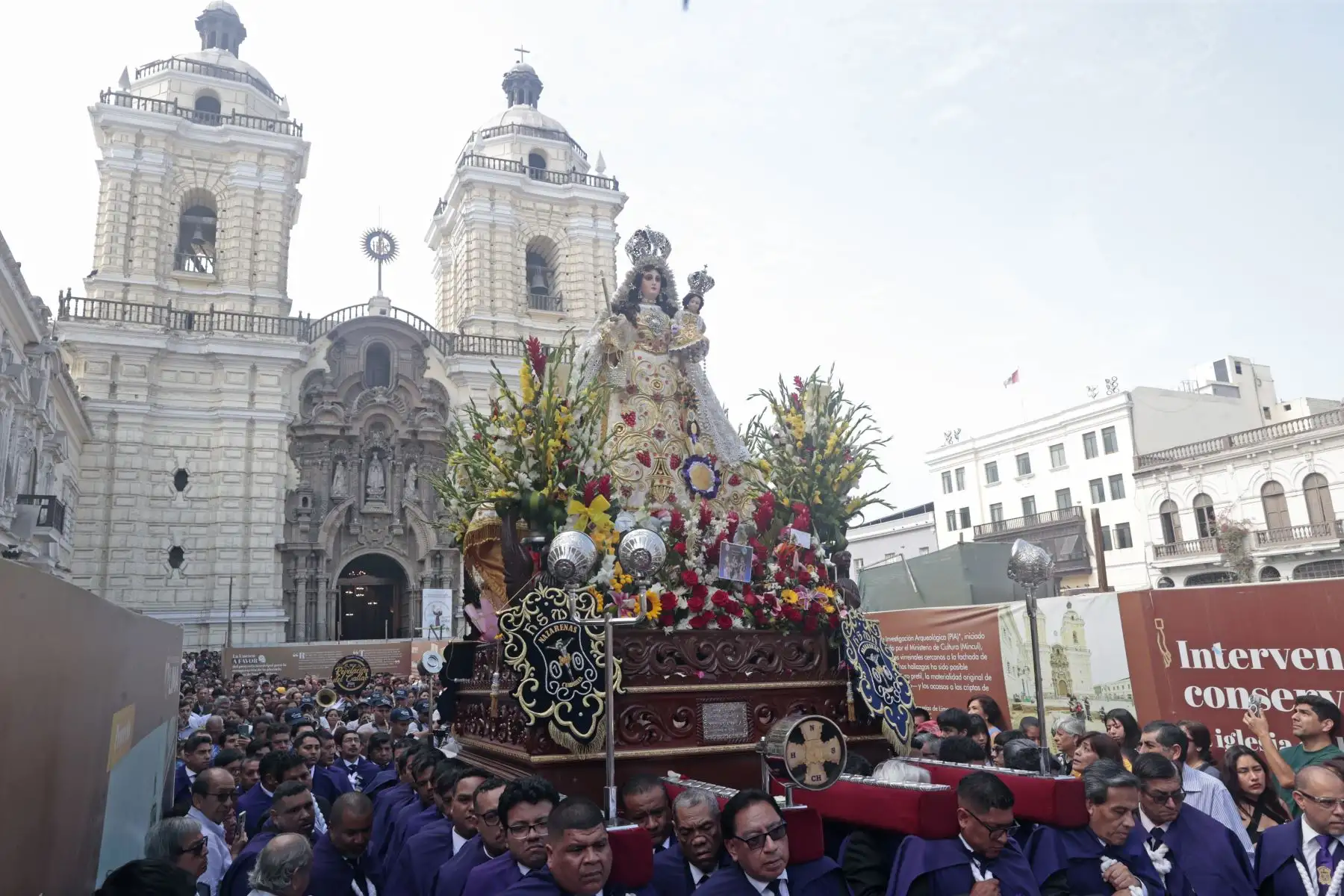 Fieles devotos acompañan a la procesión de "Virgen de Chapi en iglesia San Francisco. Foto: ANDINA/Vidal Tarqui